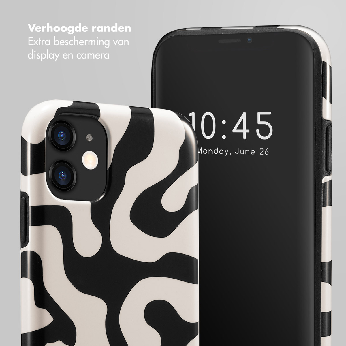 Close-up van een telefoon met een zwart-witte hoes. De telefoon toont de tijd. De achtergrond is grijs.