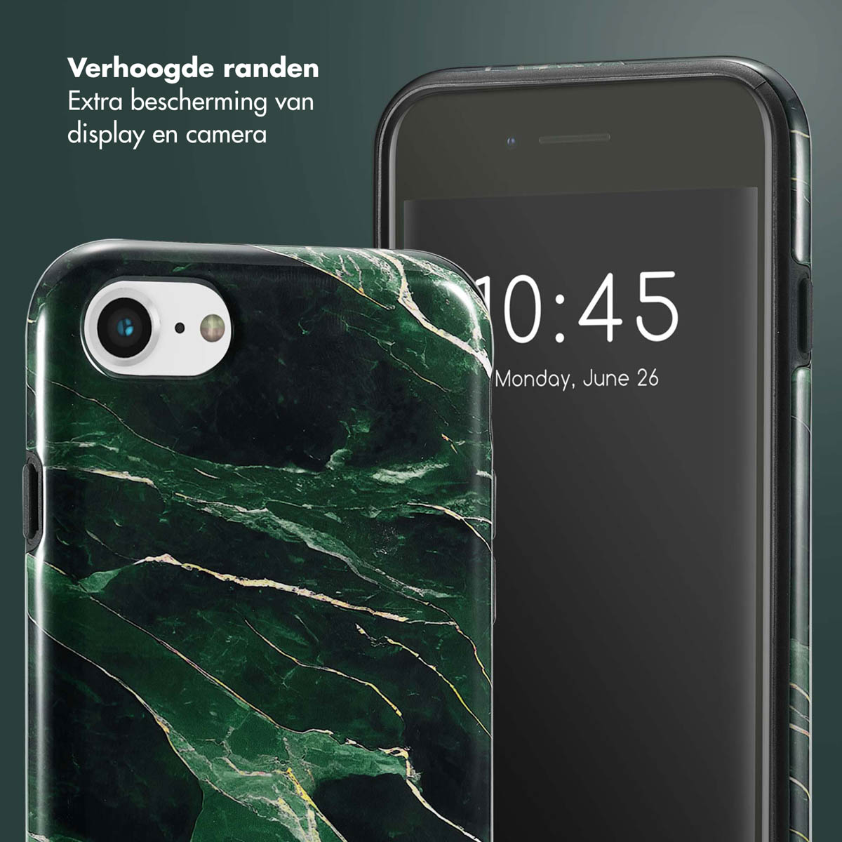 Een telefoonhoesje met een groen marmerontwerp, naast een telefoon die de tijd en datum weergeeft.