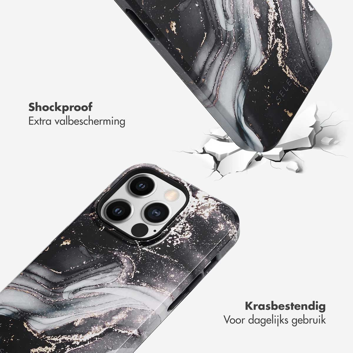 Coque de téléphone avec un design en marbre noir, tombant et fissurant une surface. Une autre coque à proximité.