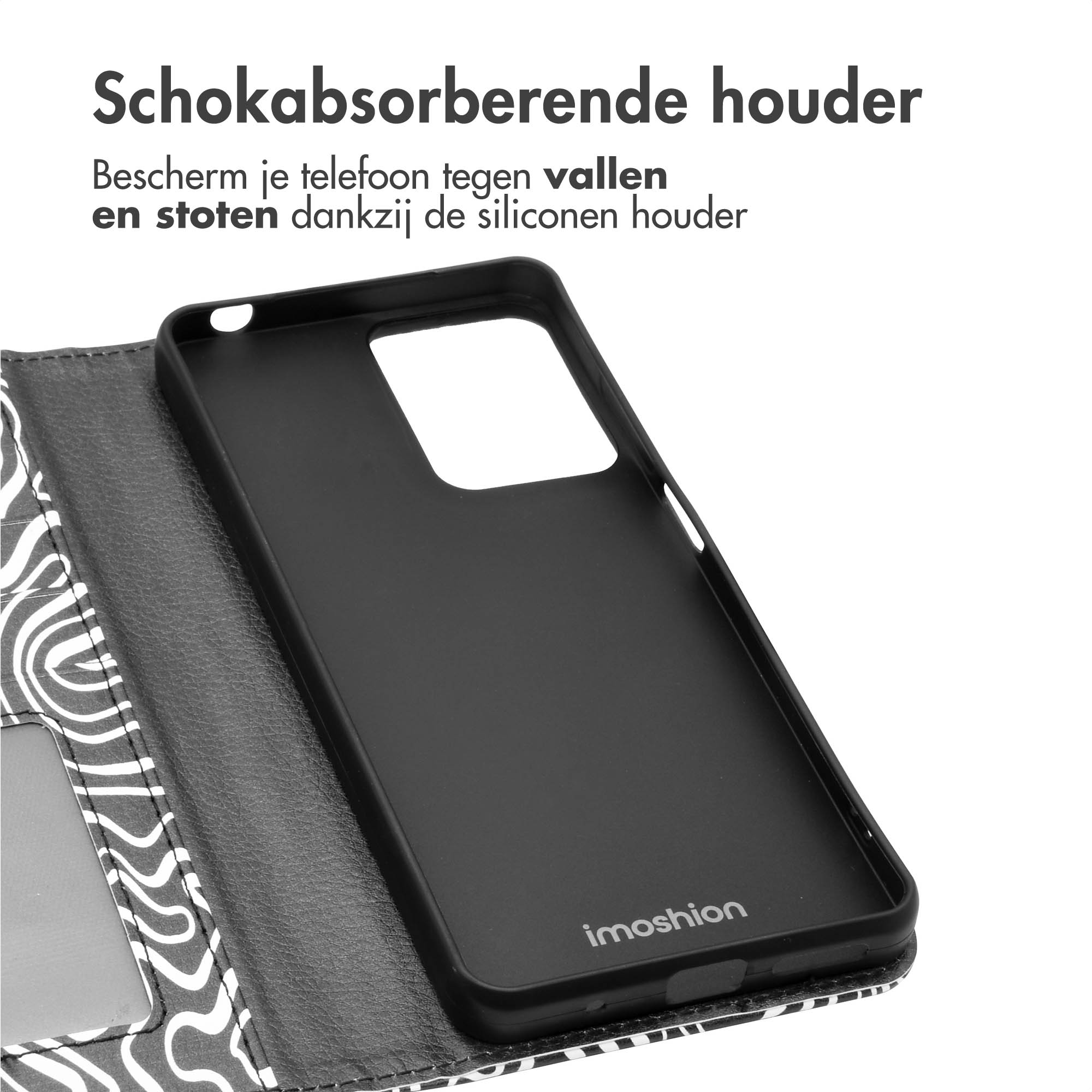 Zwarte telefoonhoes met een zwart-wit ontwerp. Een telefoon zit in de hoes. De achtergrond is wit.
