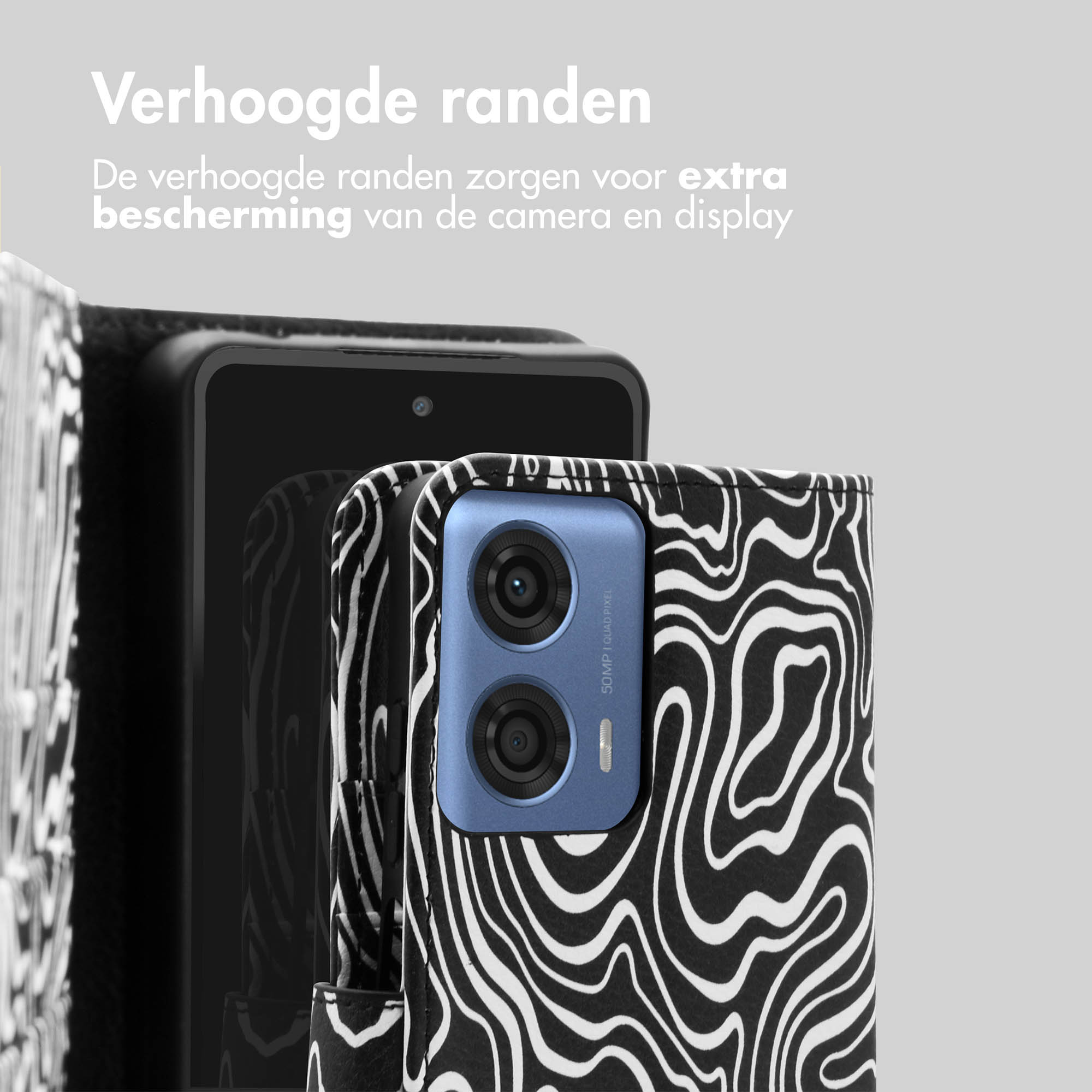Een telefoon in een zwart-wit gestreept zebrahoesje. Een andere telefoon staat op de achtergrond.