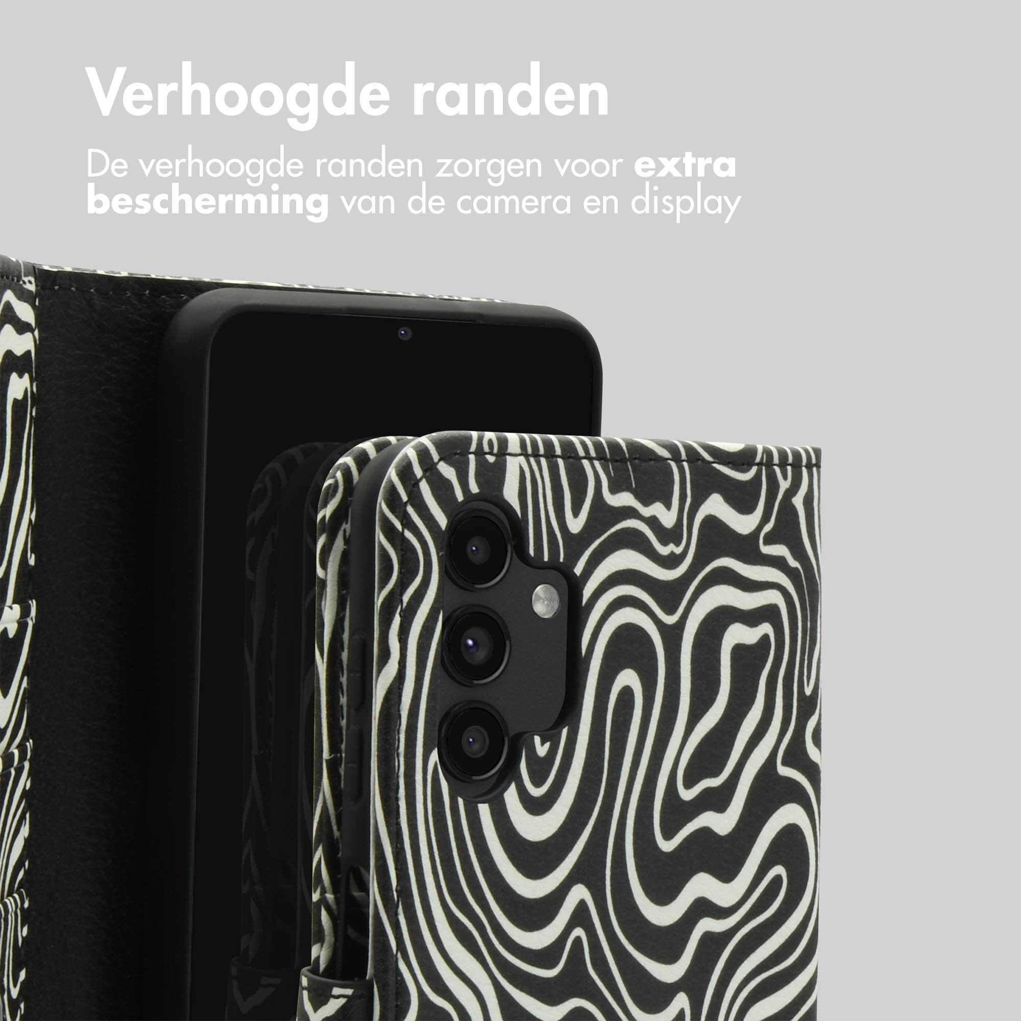 Une coque de téléphone avec un motif zébré, avec un téléphone à l'intérieur.