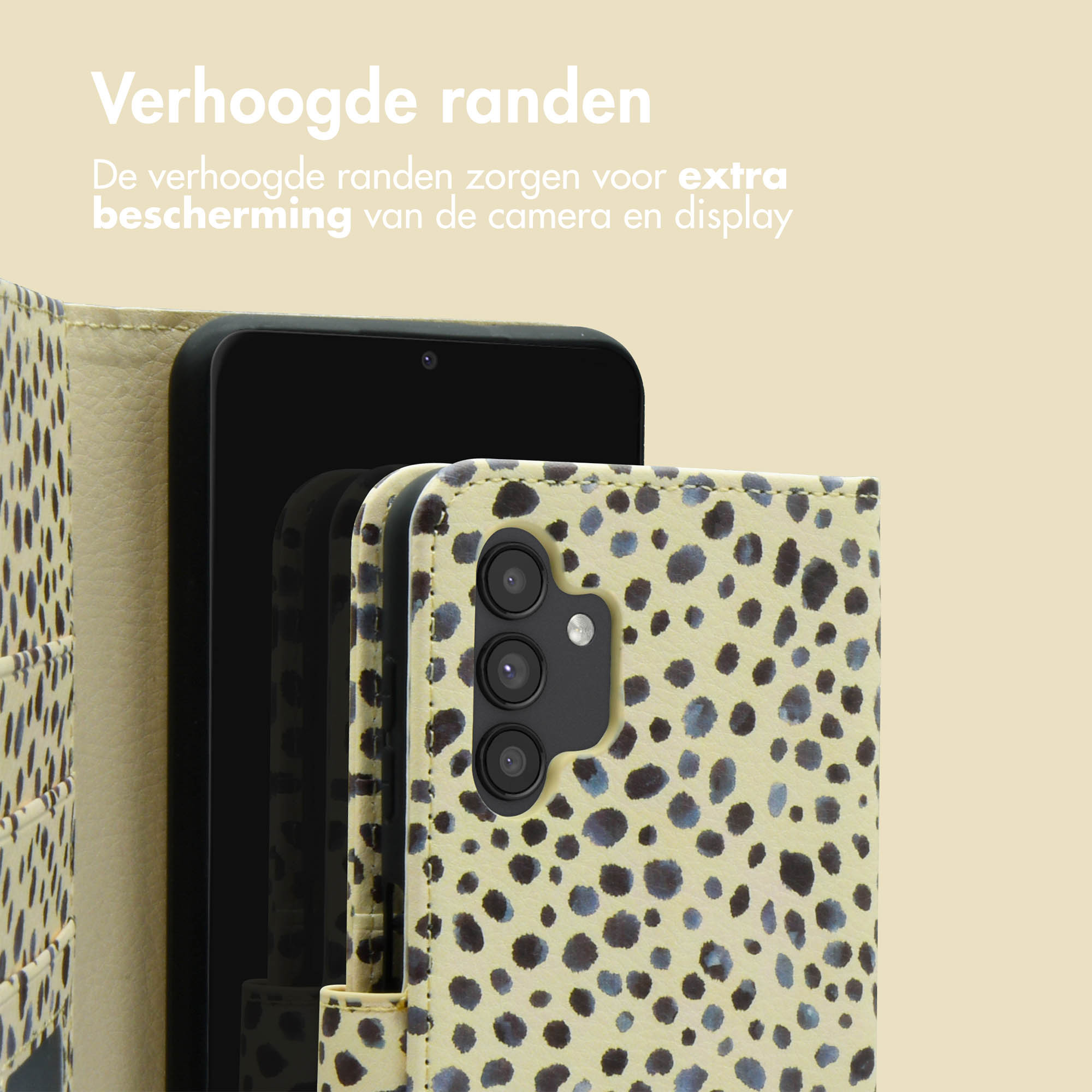Téléphone dans un étui, beige à pois noirs. L'écran est noir et affiche l'heure.