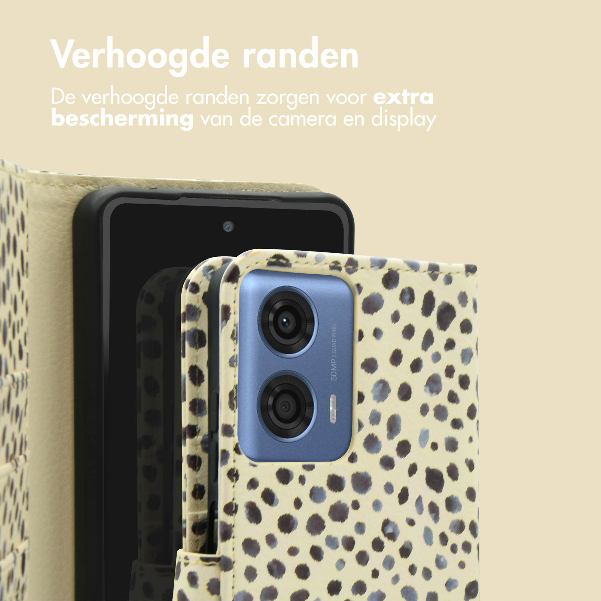 Un téléphone dans un étui beige à pois noirs. Un autre téléphone est en arrière-plan.