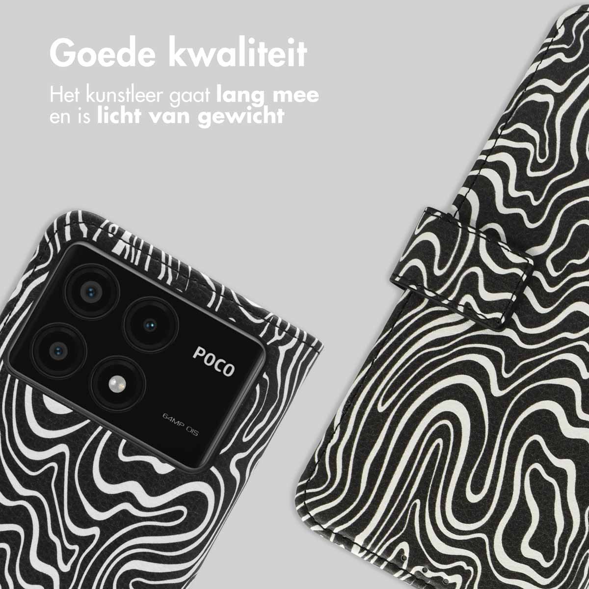 Telefoon met hoesje. Hoesje heeft zwart-wit golfpatroon. De telefoon heeft een Poco label.