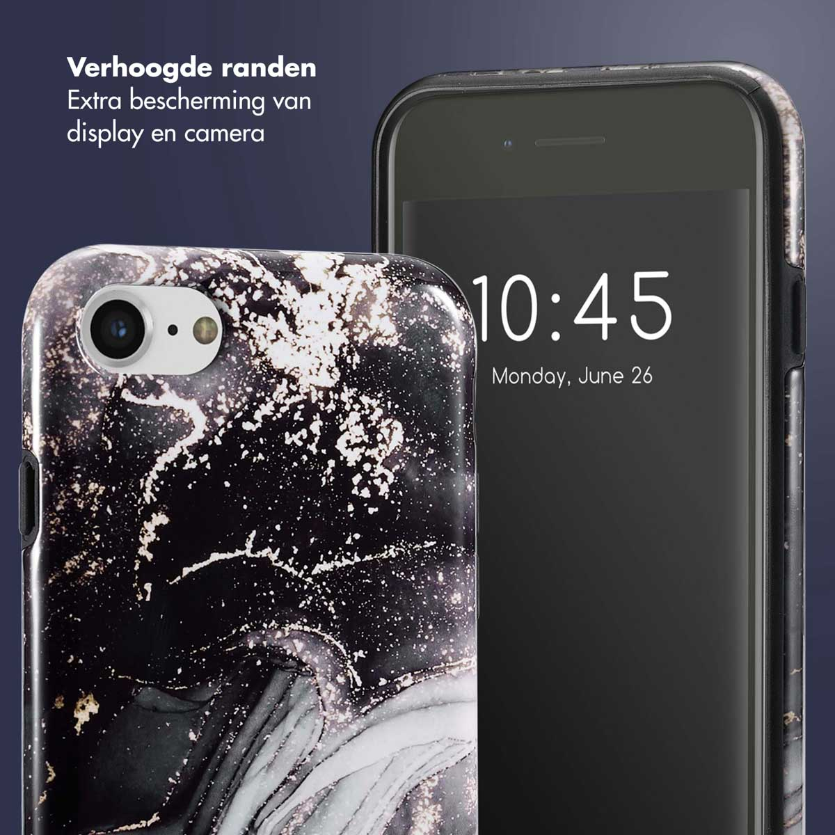 Een telefoonhoesje met een zwart en wit marmer ontwerp naast een telefoon met een zwart scherm.