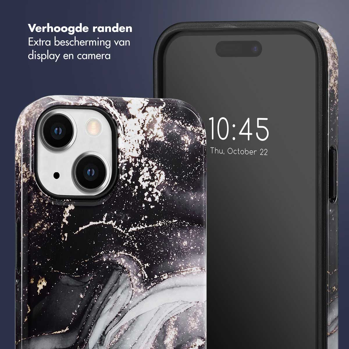 Coque de téléphone avec un motif marbré. Un téléphone avec l'heure sur l'écran est dans la coque. Fond bleu foncé.