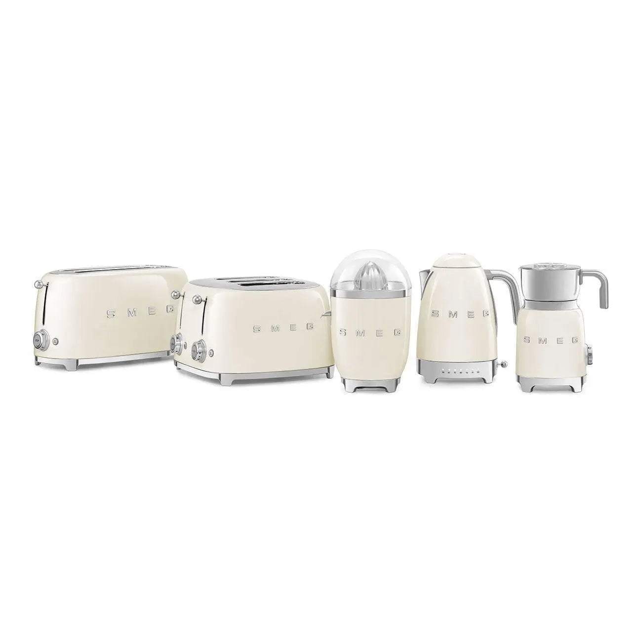 Zestaw kremowych urządzeń kuchennych: toster, wyciskarka, czajnik, ekspres do kawy.