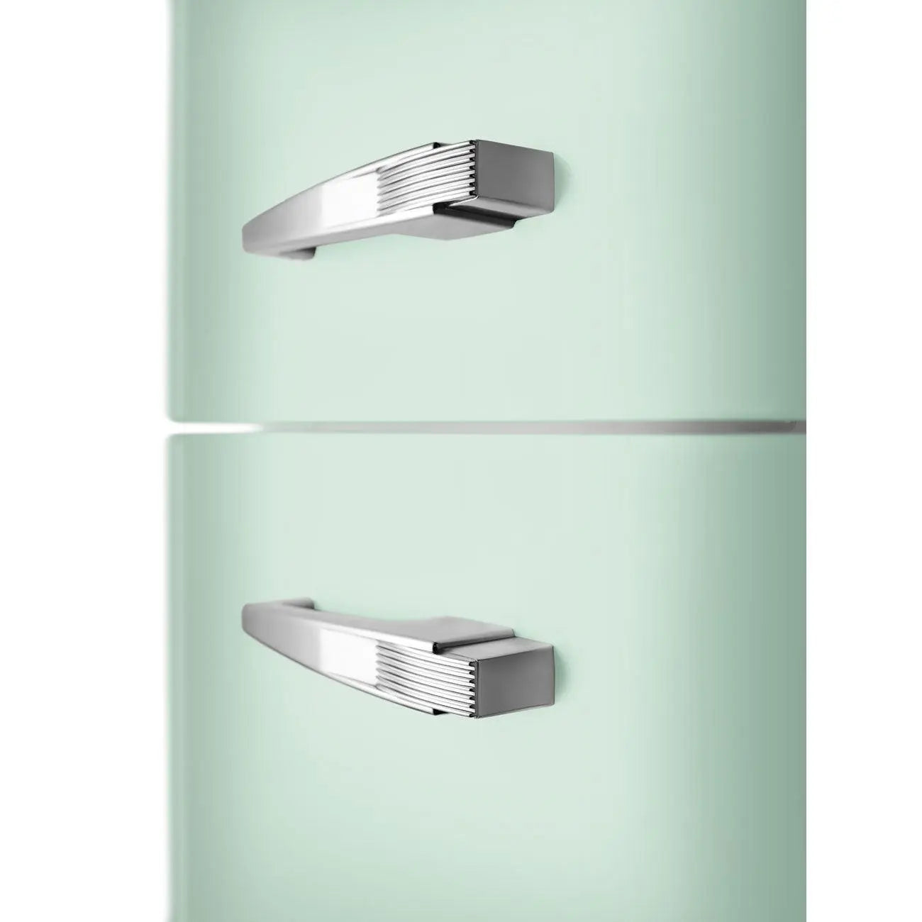 Un refrigerador verde menta con manijas plateadas, toma de cerca.
