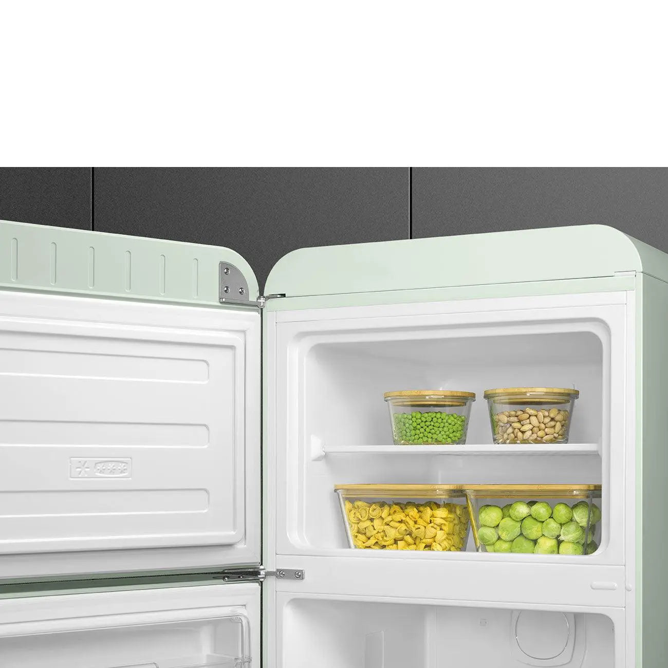 Un refrigerador de estilo retro, abierto. Dentro, hay recipientes con comida.