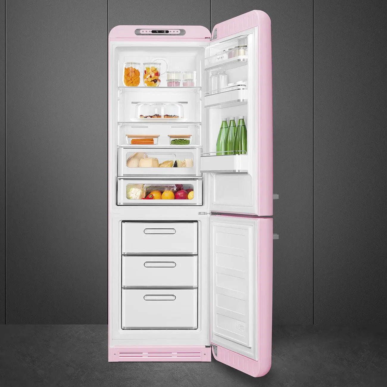 Un refrigerador retro rosa con las puertas abiertas, lleno de comida.