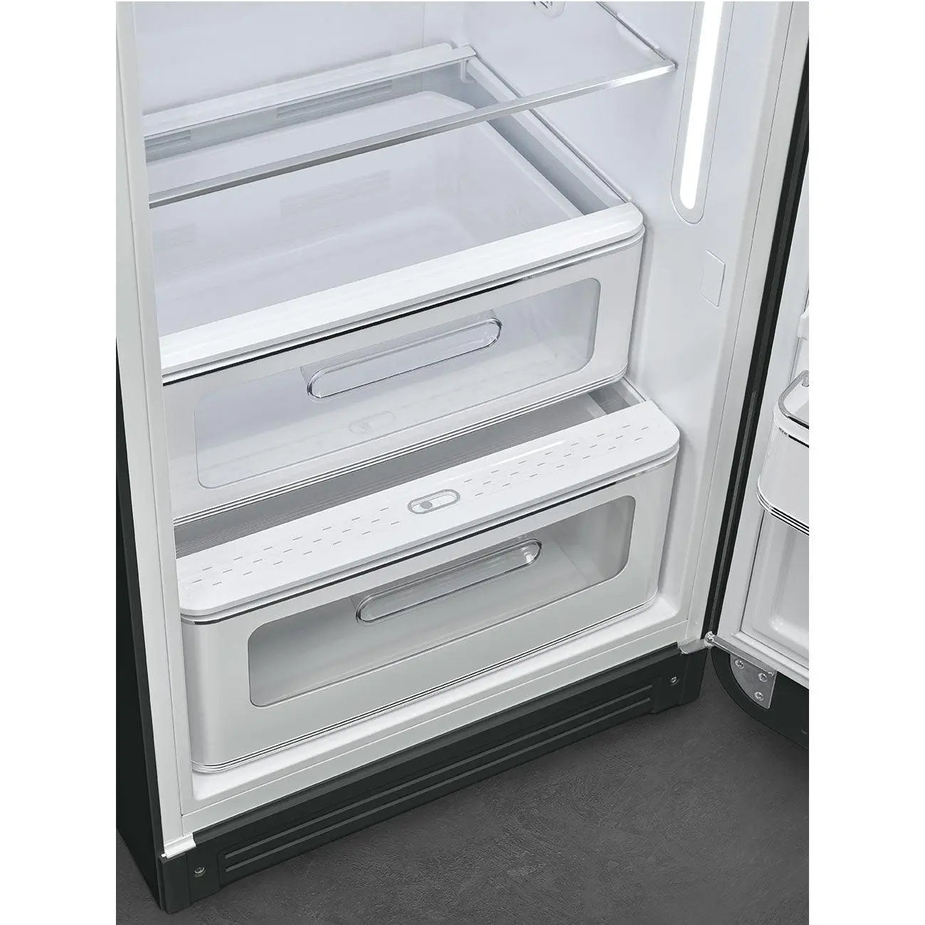 Interior de refrigerador. Cajones transparentes. Interior blanco. Ribete negro. Puerta abierta.