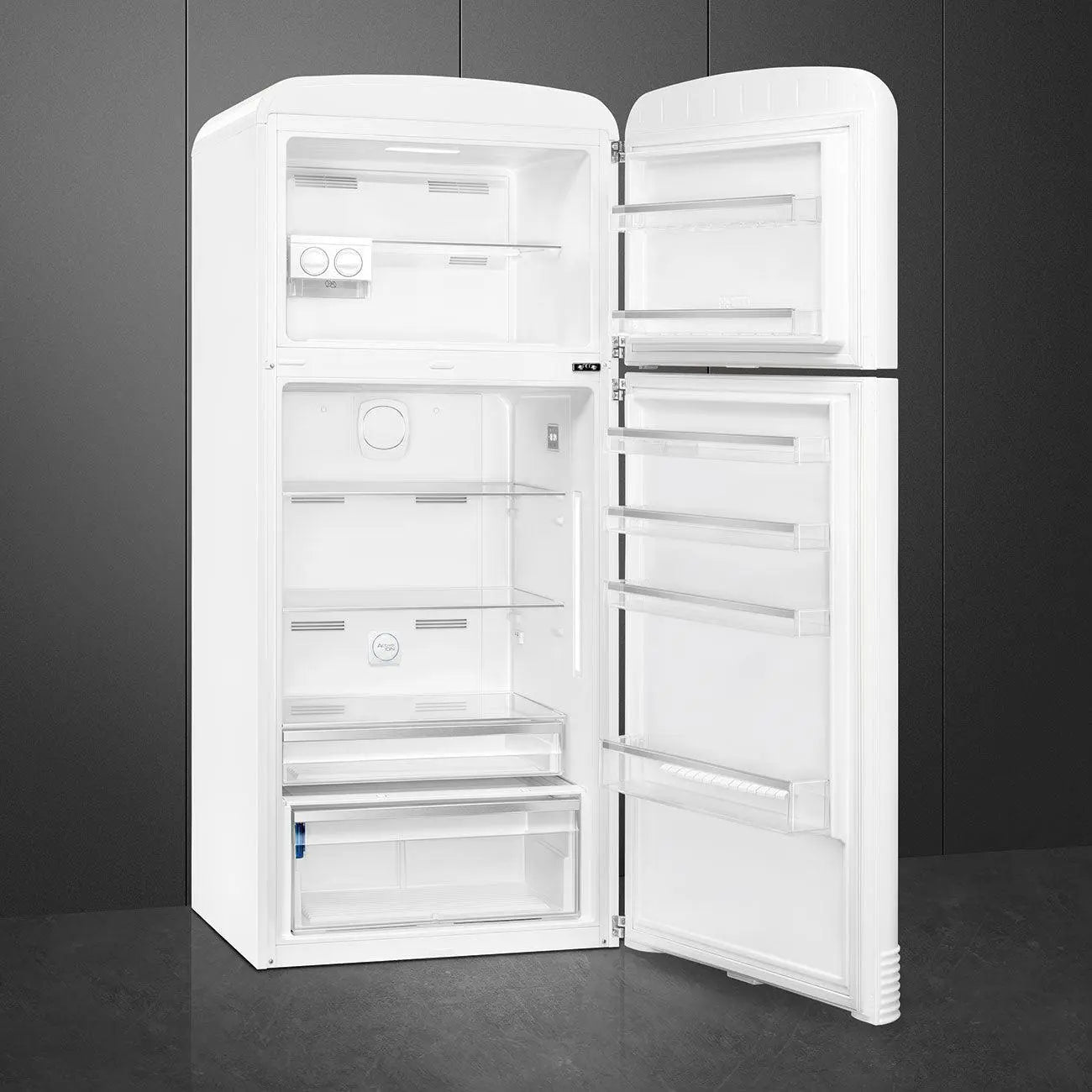 Un refrigerador blanco, abierto. Los estantes interiores son visibles. También hay alimentos y cajones.