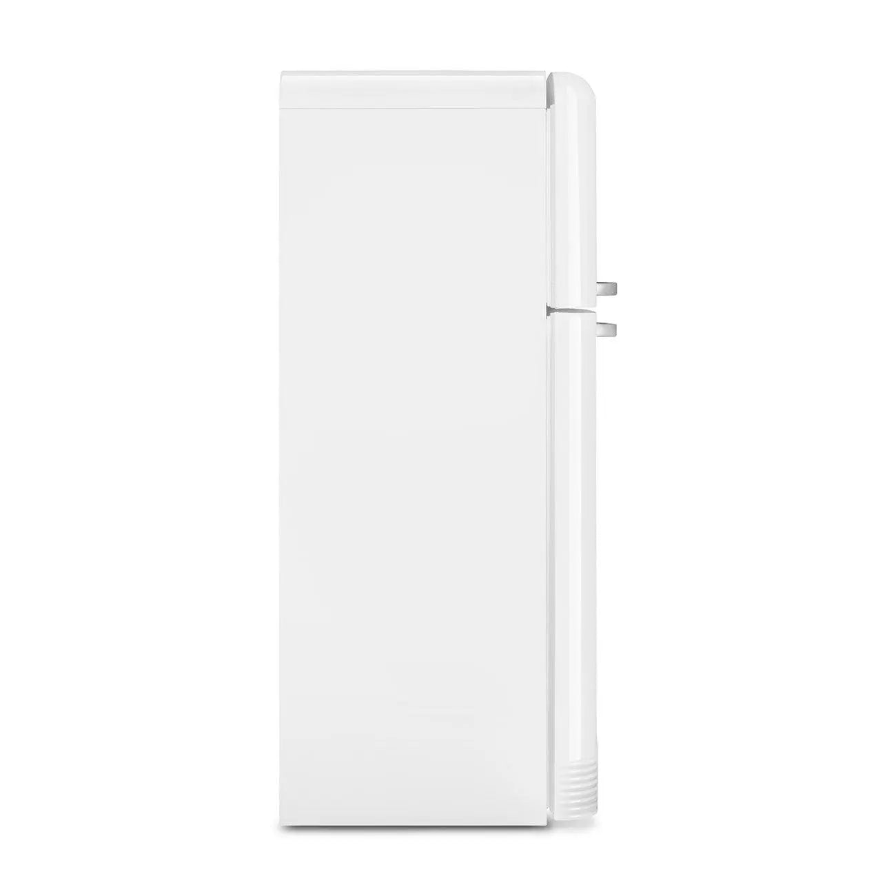 Refrigerador retro blanco sobre fondo blanco, vista lateral.