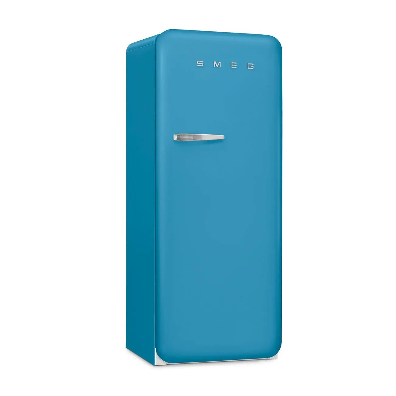 Un frigorifero azzurro. La maniglia è argentata e il marchio, SMEG, è in alto.