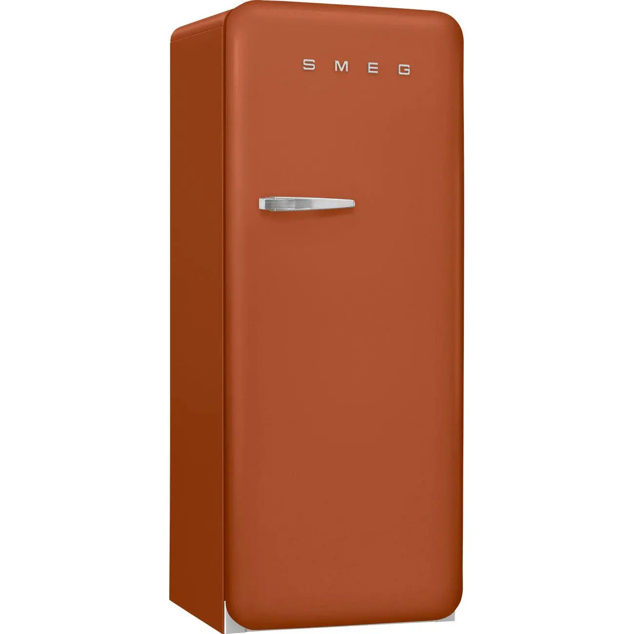Un frigorifero arancione in stile retrò con il logo SMEG e una maniglia argentata.