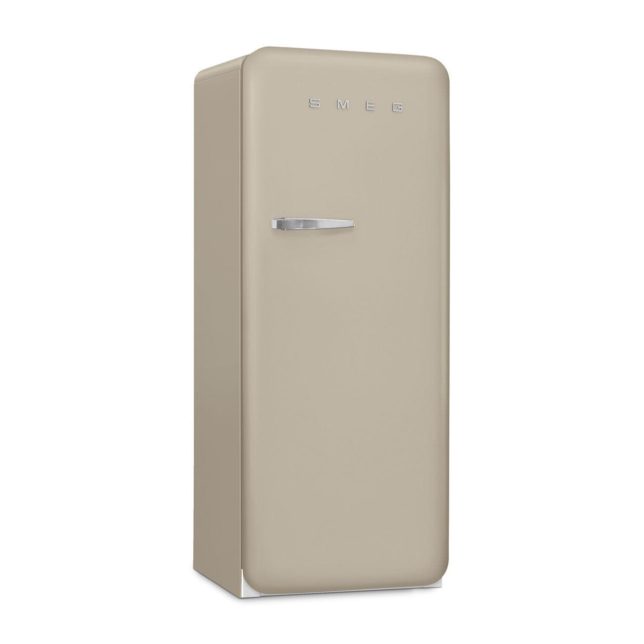 Frigorífico Smeg beige, con tirador cromado. Fondo blanco.