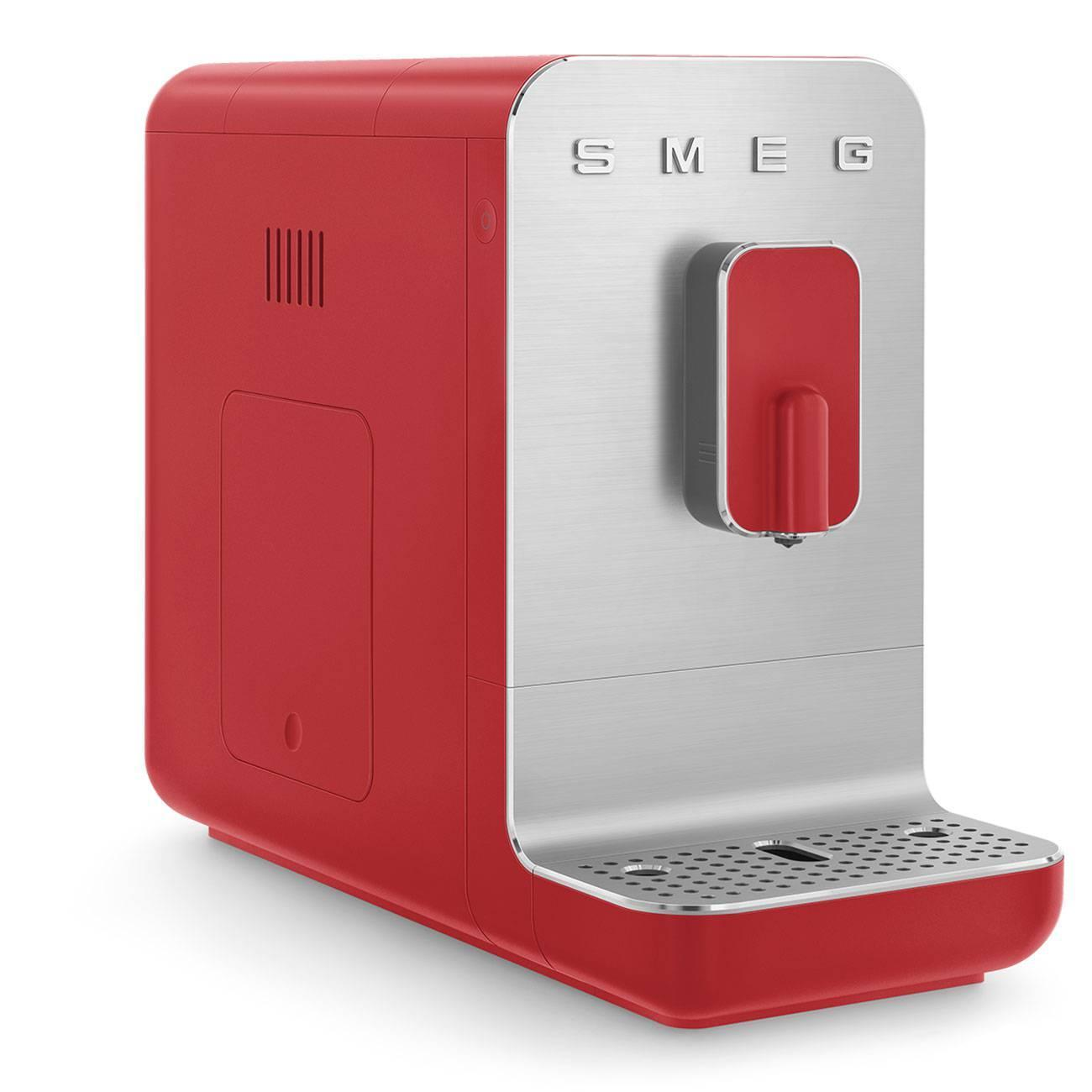 Una cafetera Smeg roja y plateada. Tiene una parte frontal plateada y un cuerpo rojo. El logo Smeg está en la parte superior.