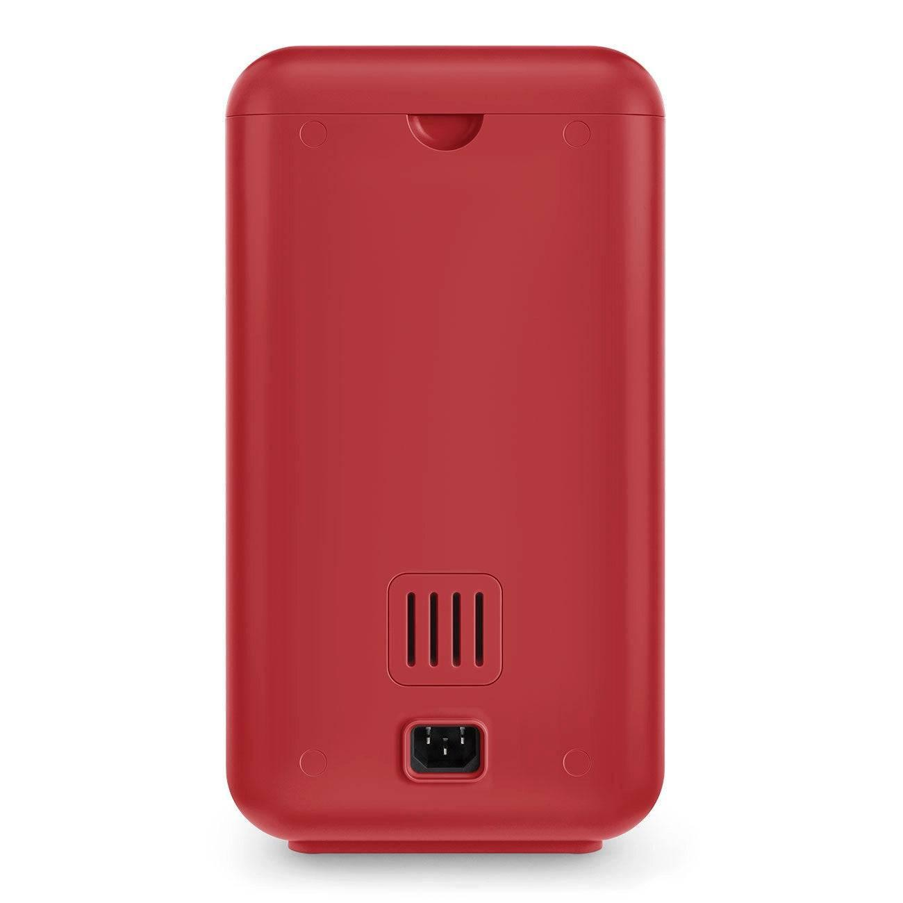 Electrodoméstico rojo con esquinas redondeadas, asa pequeña y entrada de alimentación. Diseño sencillo.