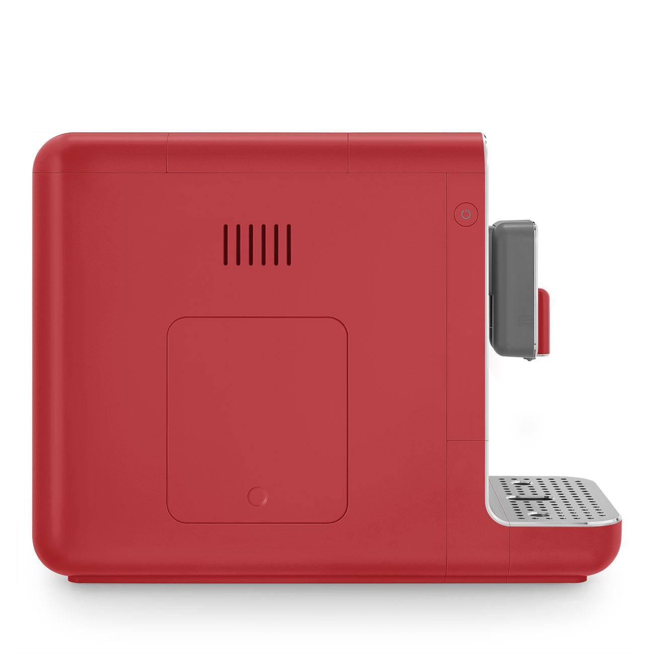Una cafetera roja, vista lateral. Tiene una ventilación y un botón lateral.