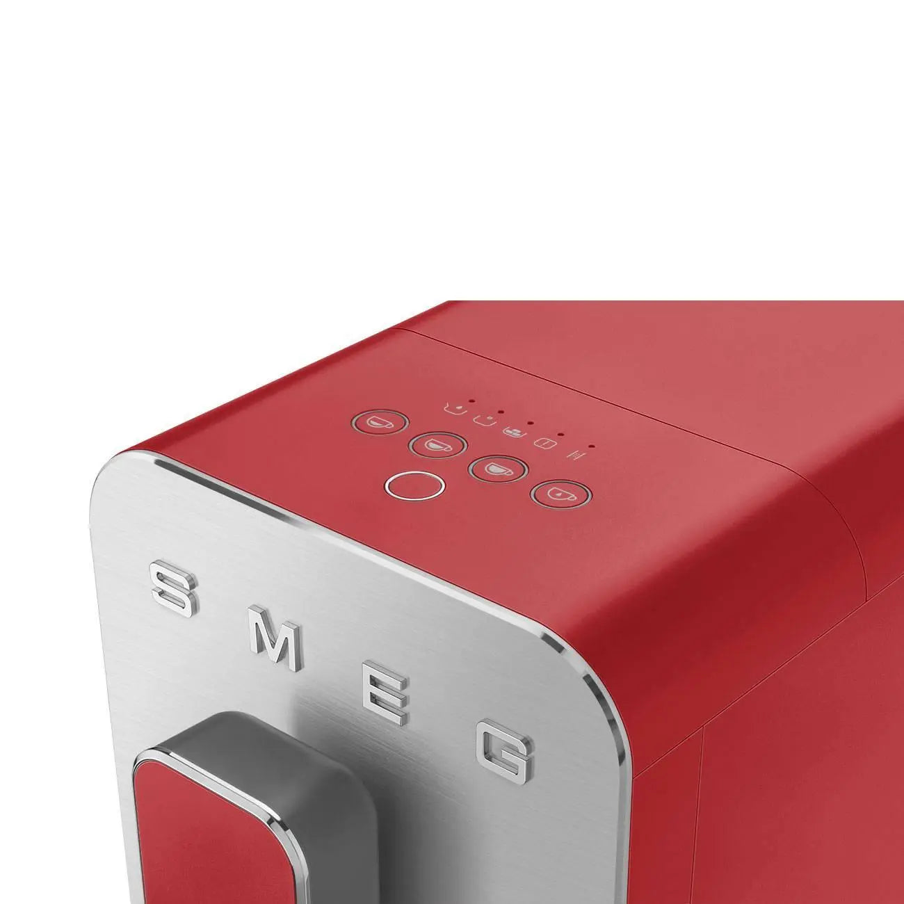 Cafetera roja, detalles plateados. Botones arriba, marca SMEG. Fondo limpio y blanco.