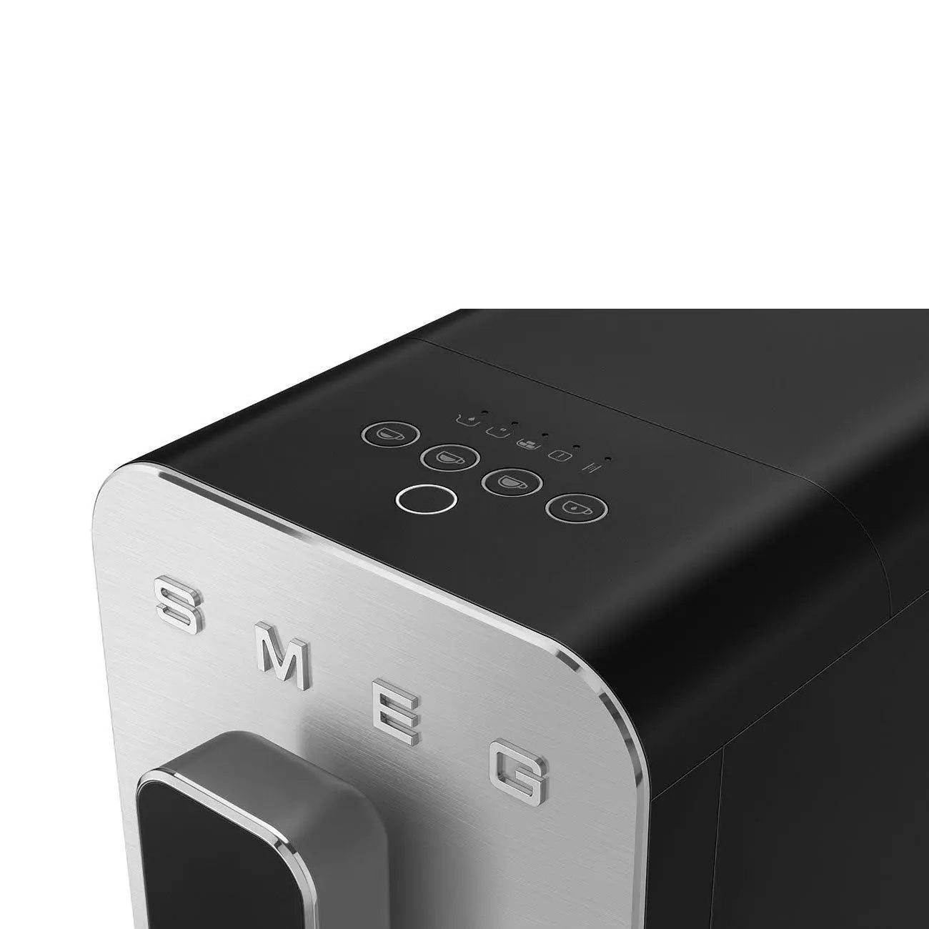 Czarny i srebrny ekspres do kawy Smeg, z przyciskami i logo z przodu.