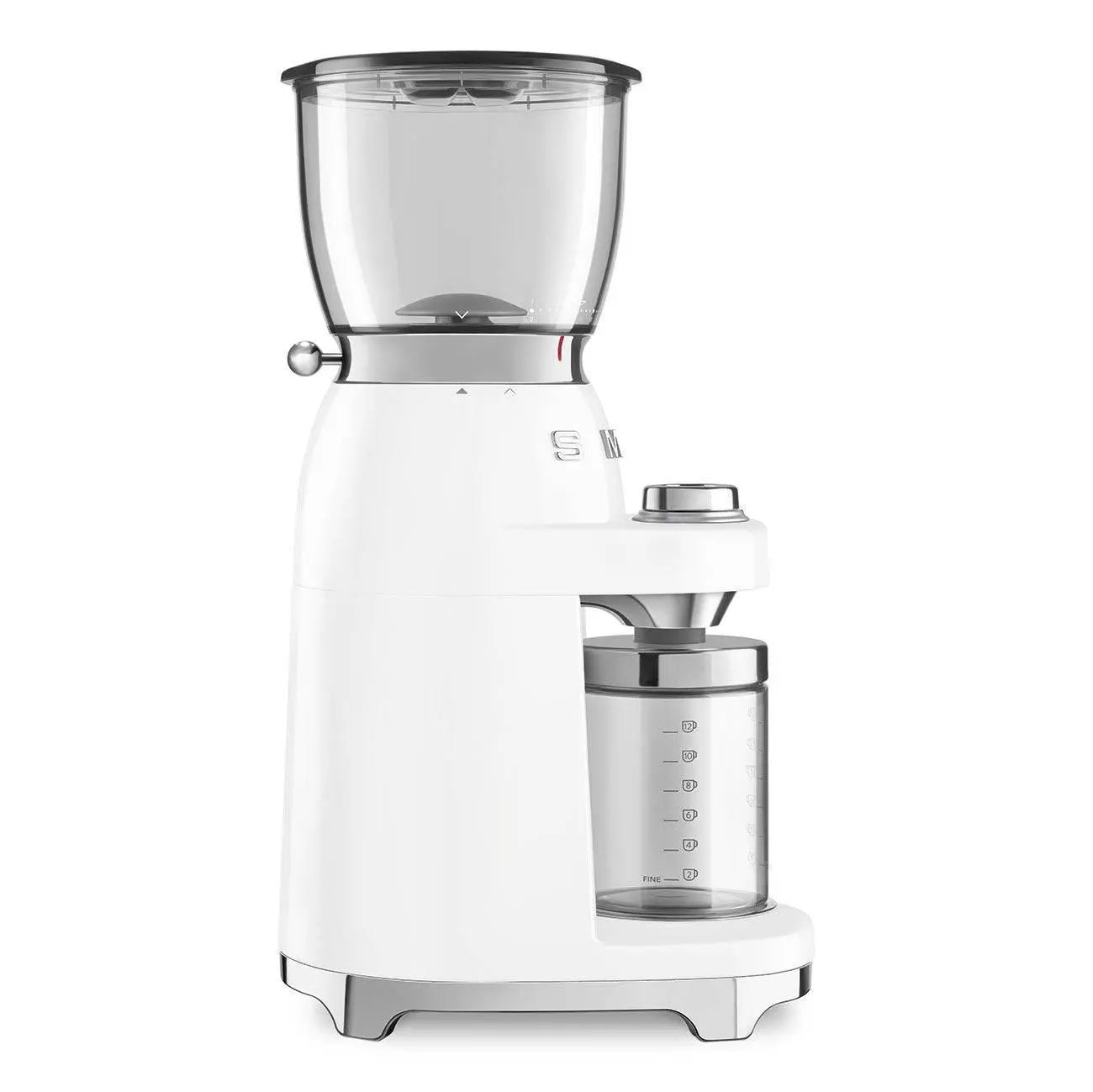 Eine weiße Smeg Kaffeemühle mit transparentem Bohnenbehälter und Glasbehälter.