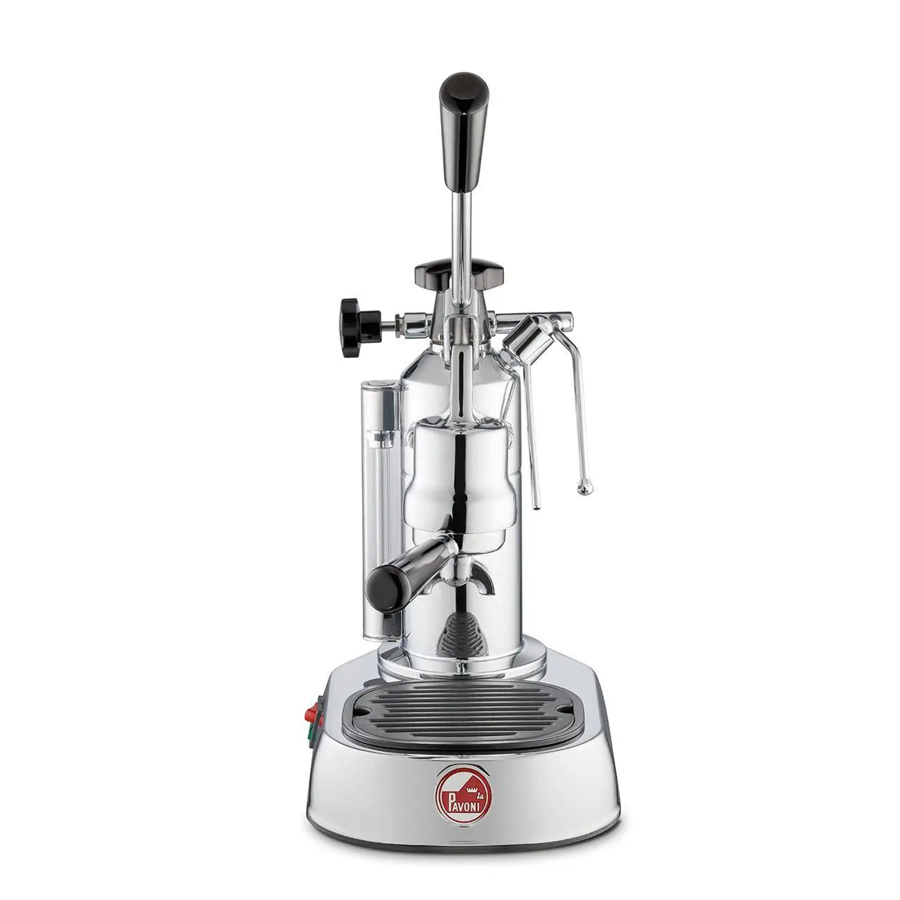 Eine Espressomaschine aus Chrom mit Hebel und schwarzem Griff. Sie hat einen roten Netzschalter.