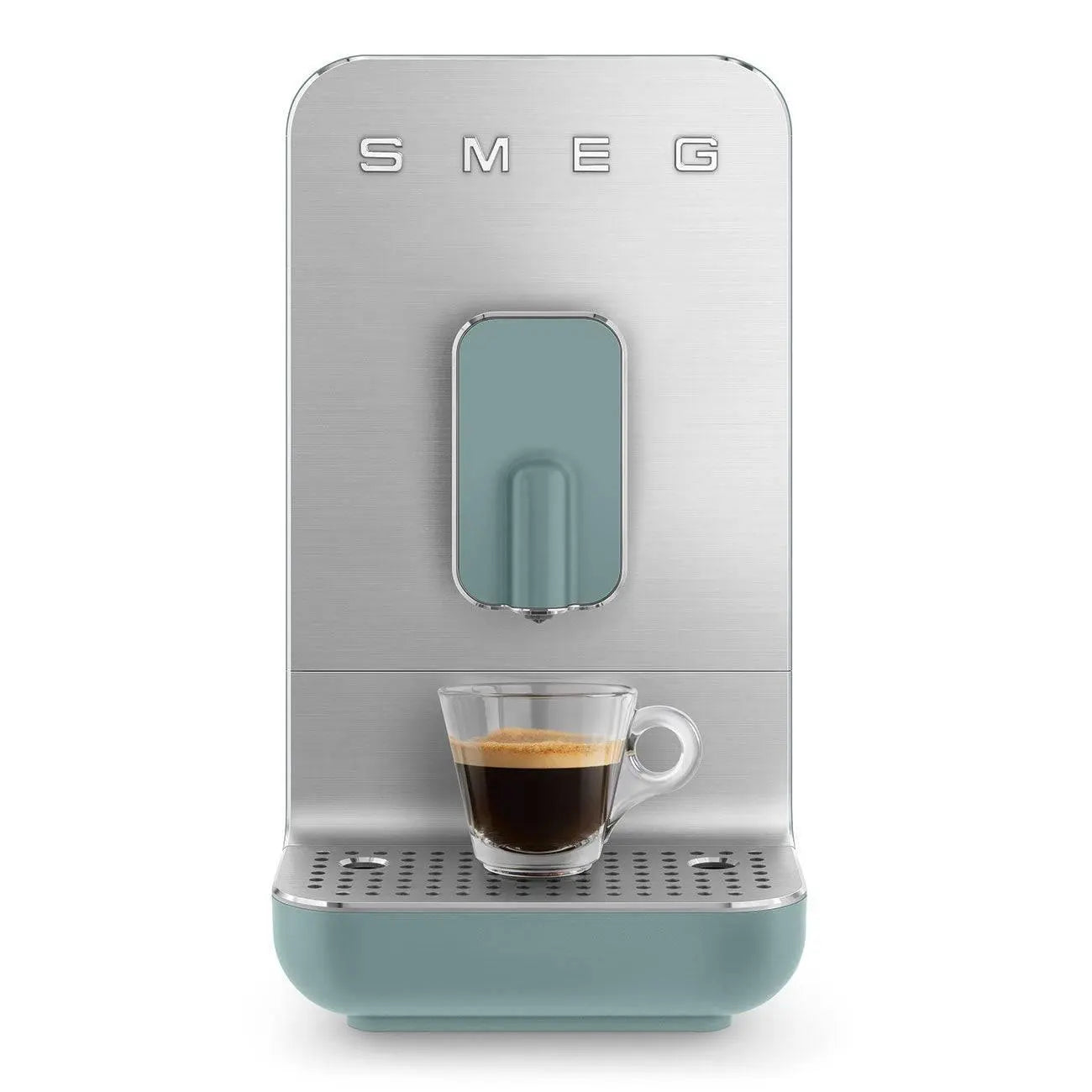 Una macchina per espresso SMEG con una tazza di espresso su sfondo bianco.