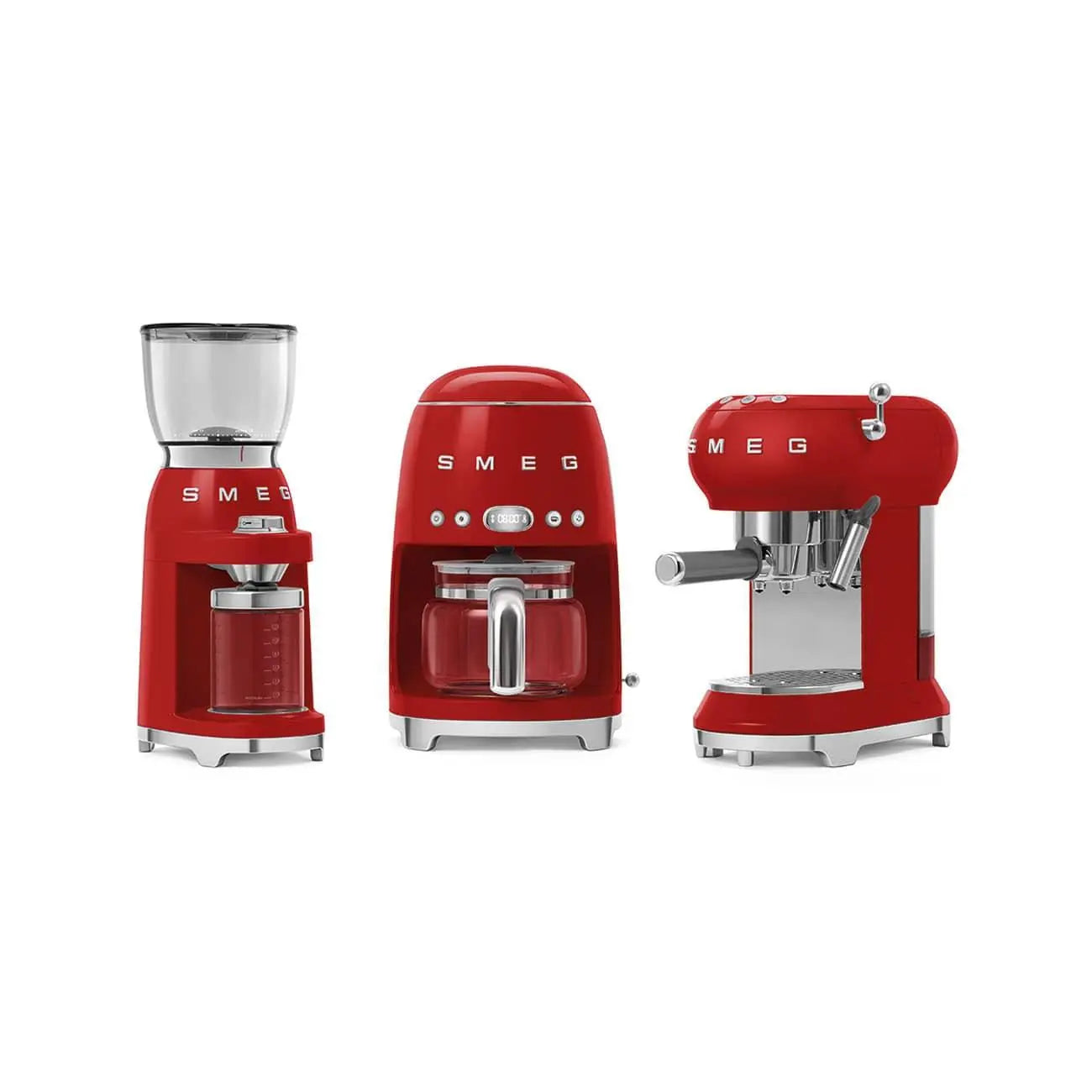 Tres electrodomésticos SMEG rojos: un molinillo, una cafetera y una máquina de espresso.