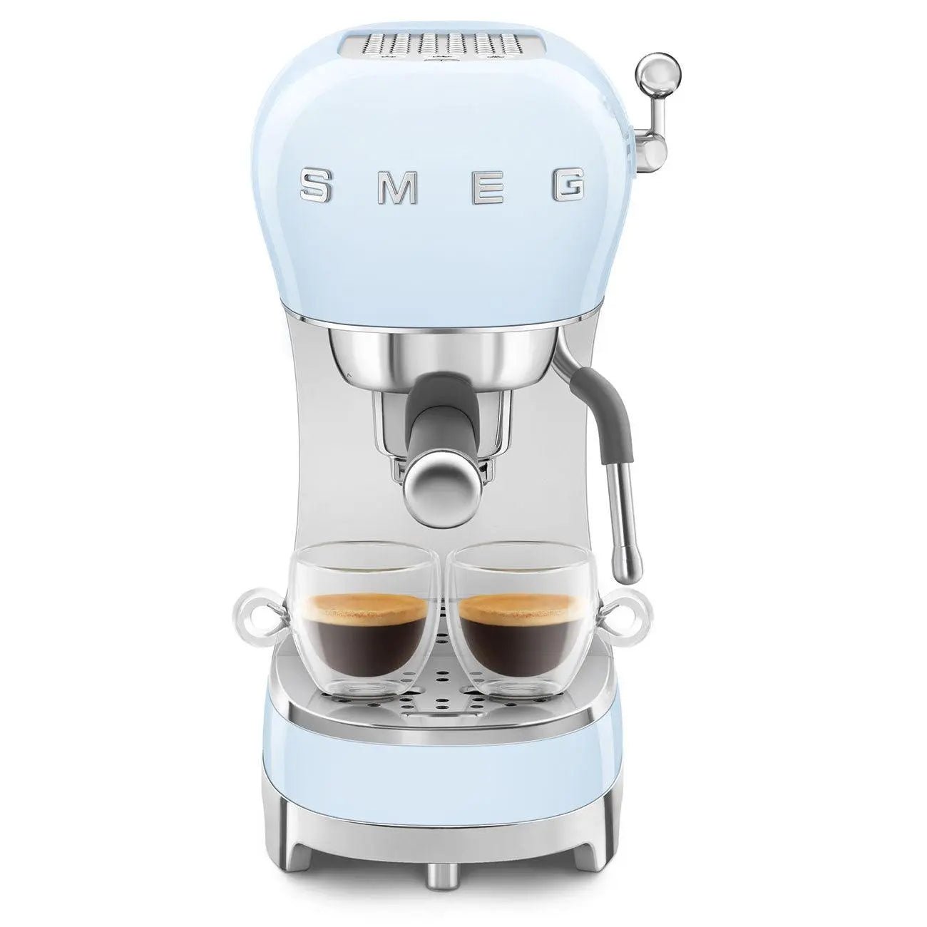 Blaue SMEG Espressomaschine mit zwei Tassen Kaffee auf weißem Hintergrund.