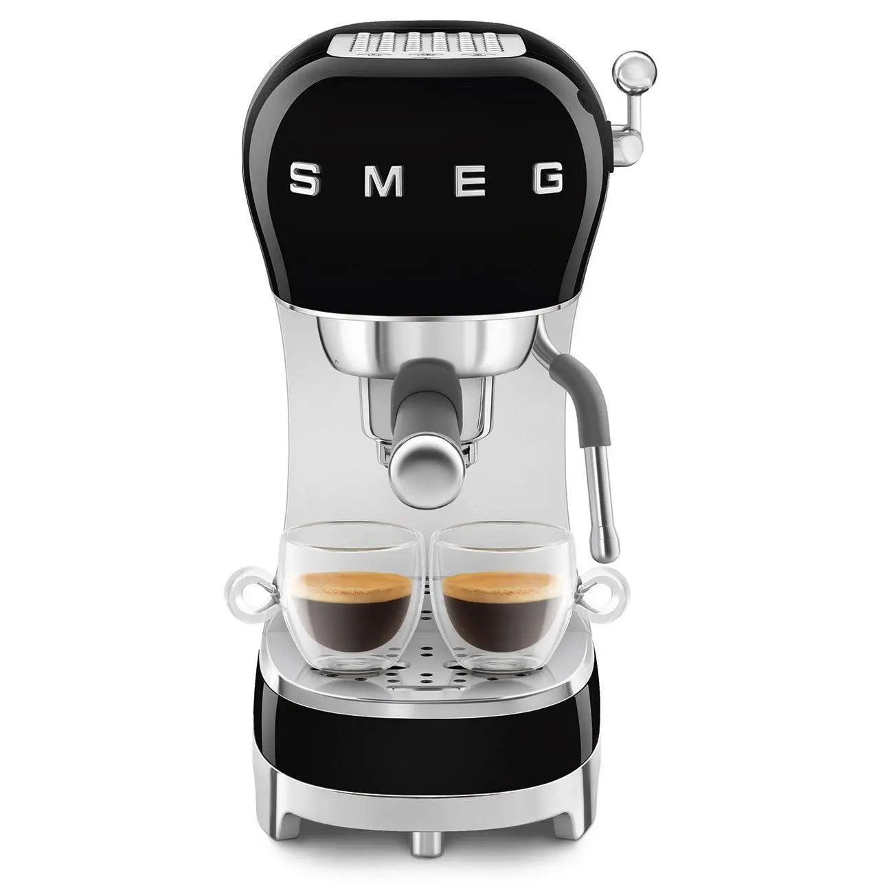 Schwarze und silberne SMEG Espressomaschine mit zwei Gläsern Kaffee auf dem Tablett.