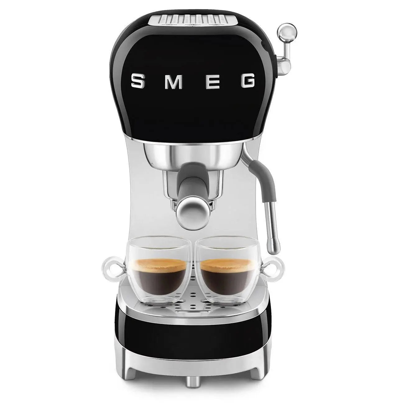 Schwarz-verchromte SMEG Espressomaschine mit zwei Tassen Kaffee.