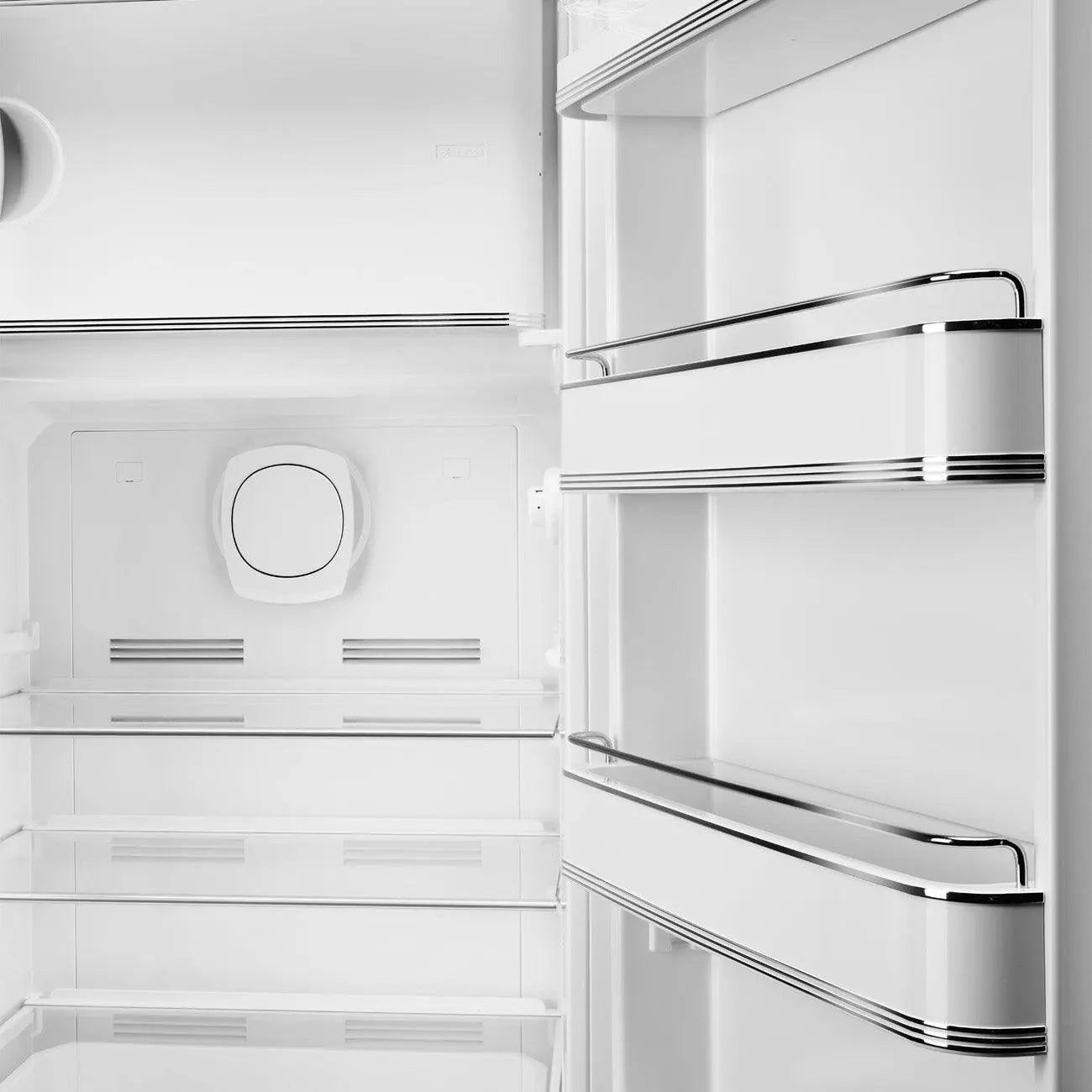 Offener weißer Retro-Kühlschrank innen. Regale und Gefrierfach sichtbar. Weißer Hintergrund.
