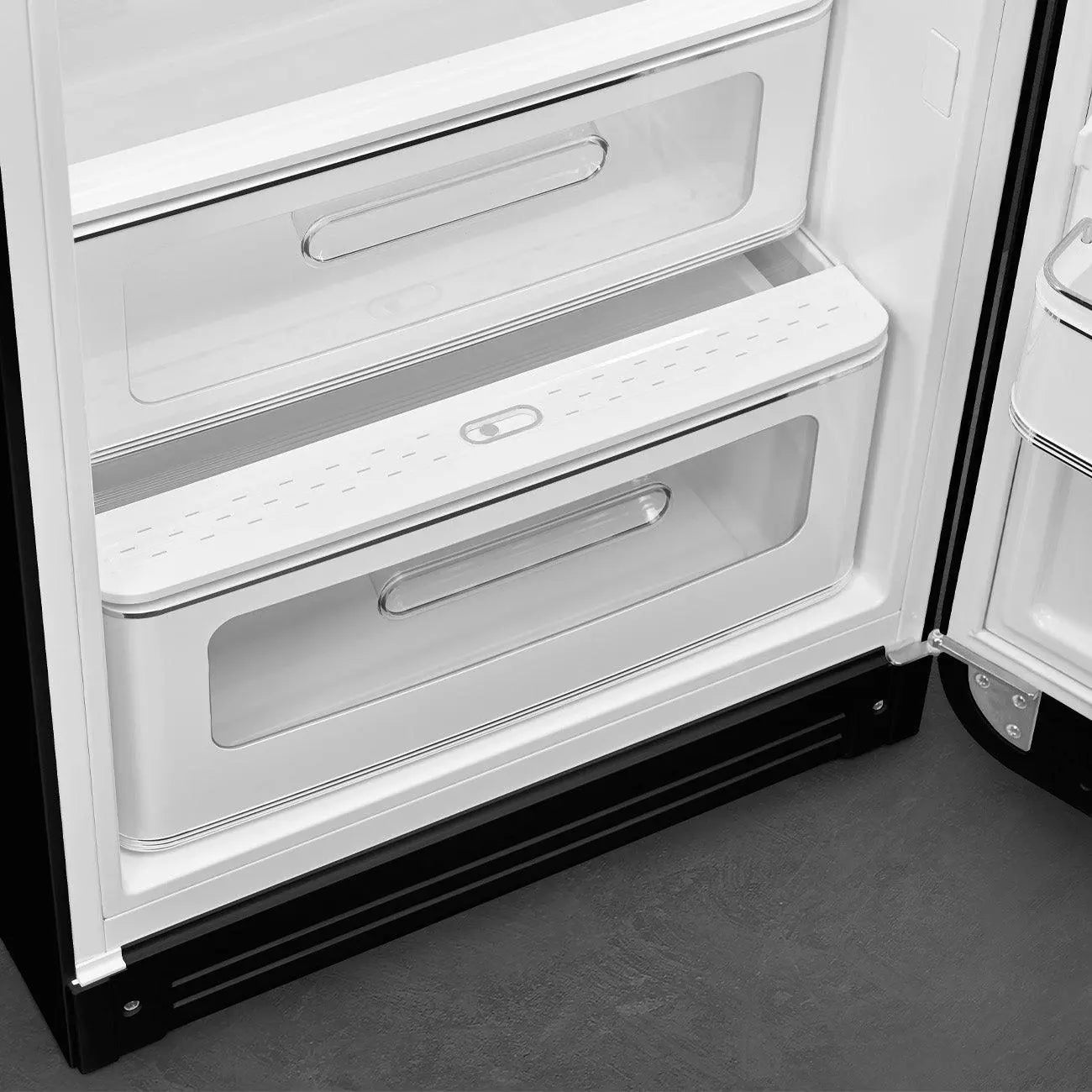 Offener Kühlschrank mit zwei Schubladen. Schubladen sind transparent mit weißen Rahmen.