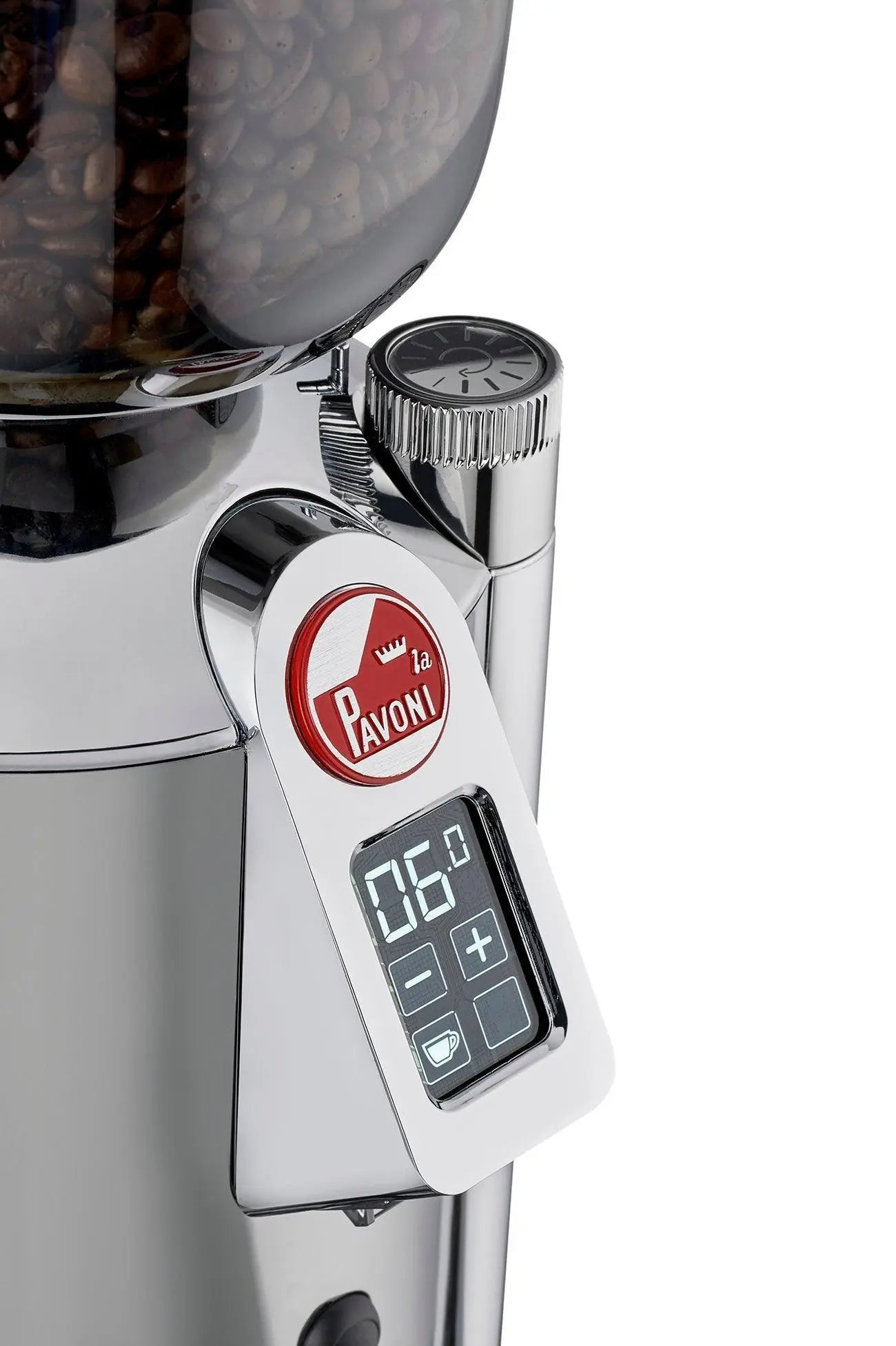 Nahaufnahme einer metallischen Kaffeemühle mit digitaler Anzeige und durchsichtigem Bohnenbehälter.