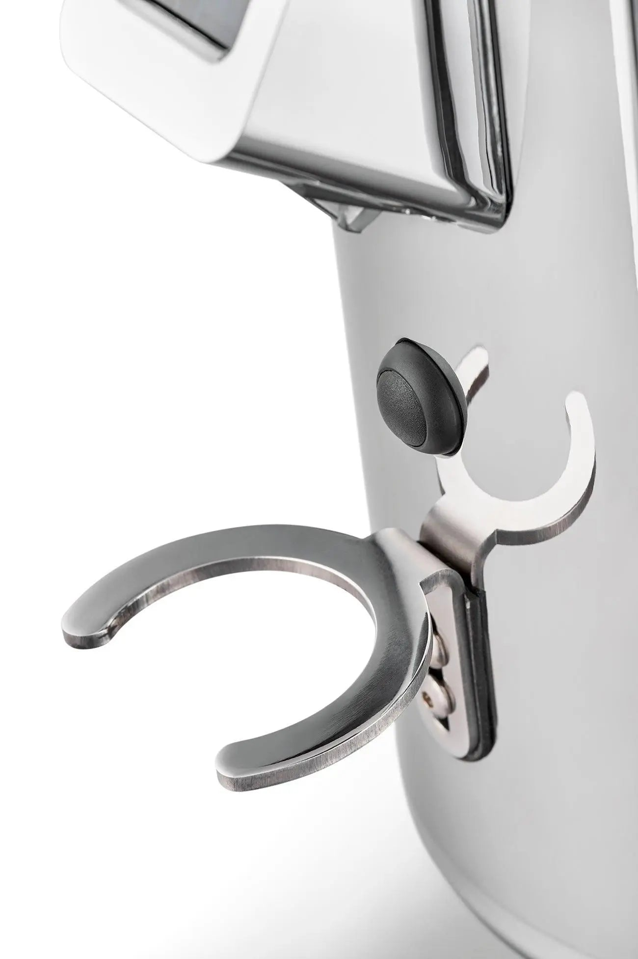 Nahaufnahme eines Metallobjekts mit schwarzem Knopf und hakenförmiger Struktur.