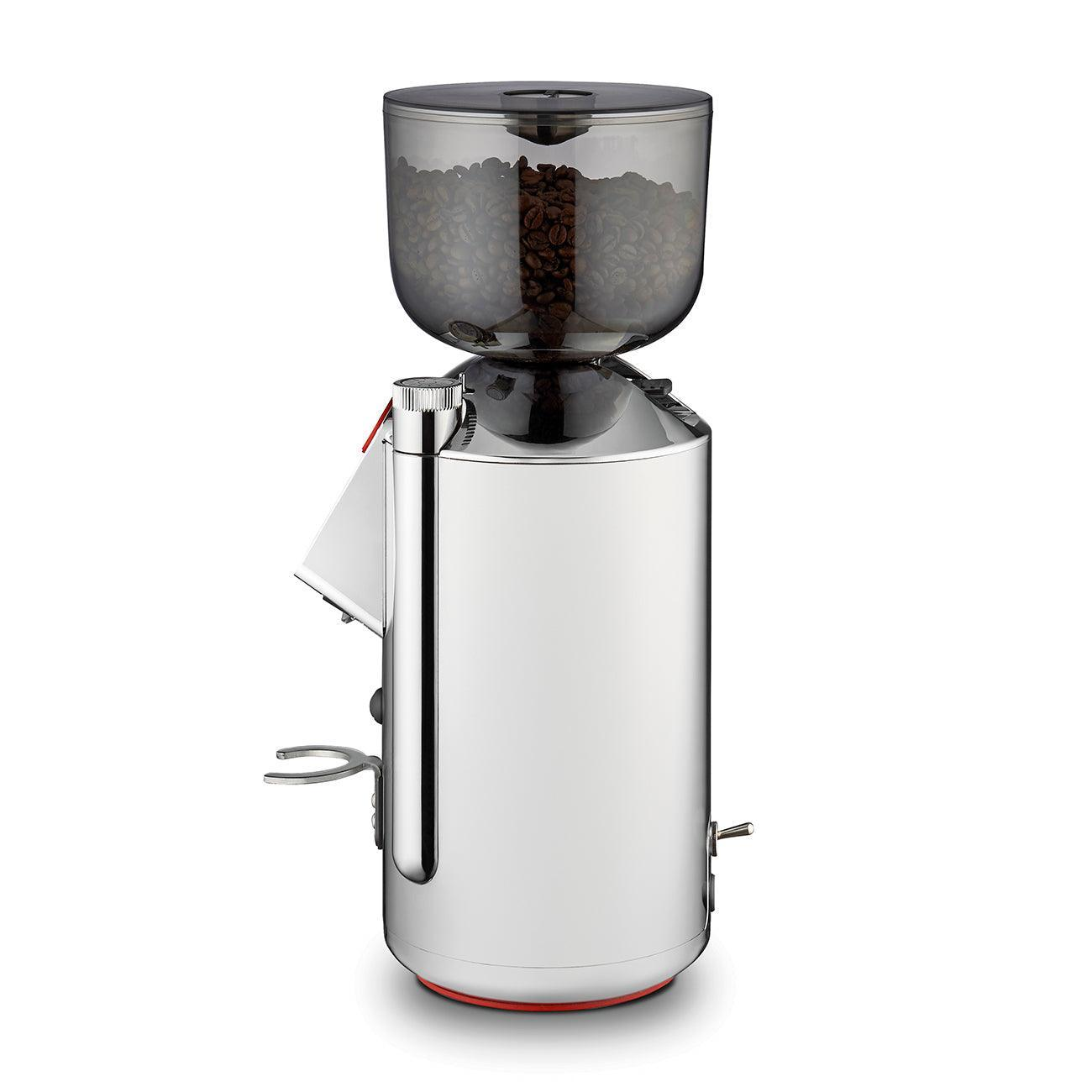 Glänzende silberne Kaffeemühle mit transparentem Bohnenbehälter. Roter Sockel.