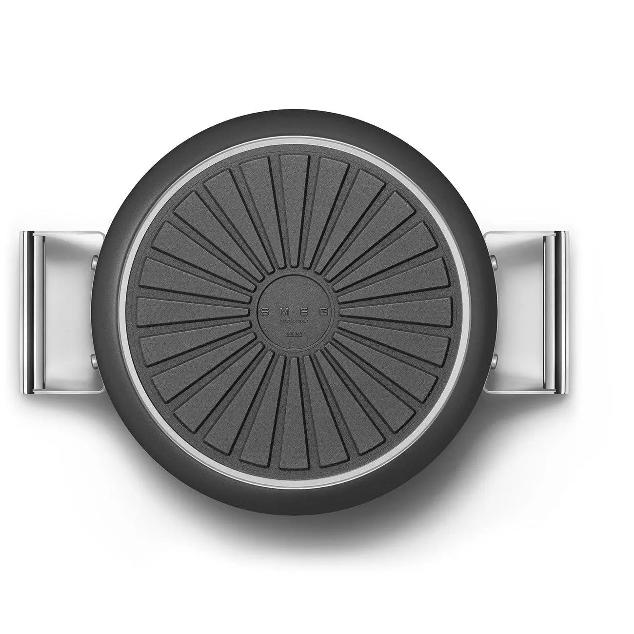 Isı dağıtım deseni ve metal kulplu Smeg siyah tava tabanı.