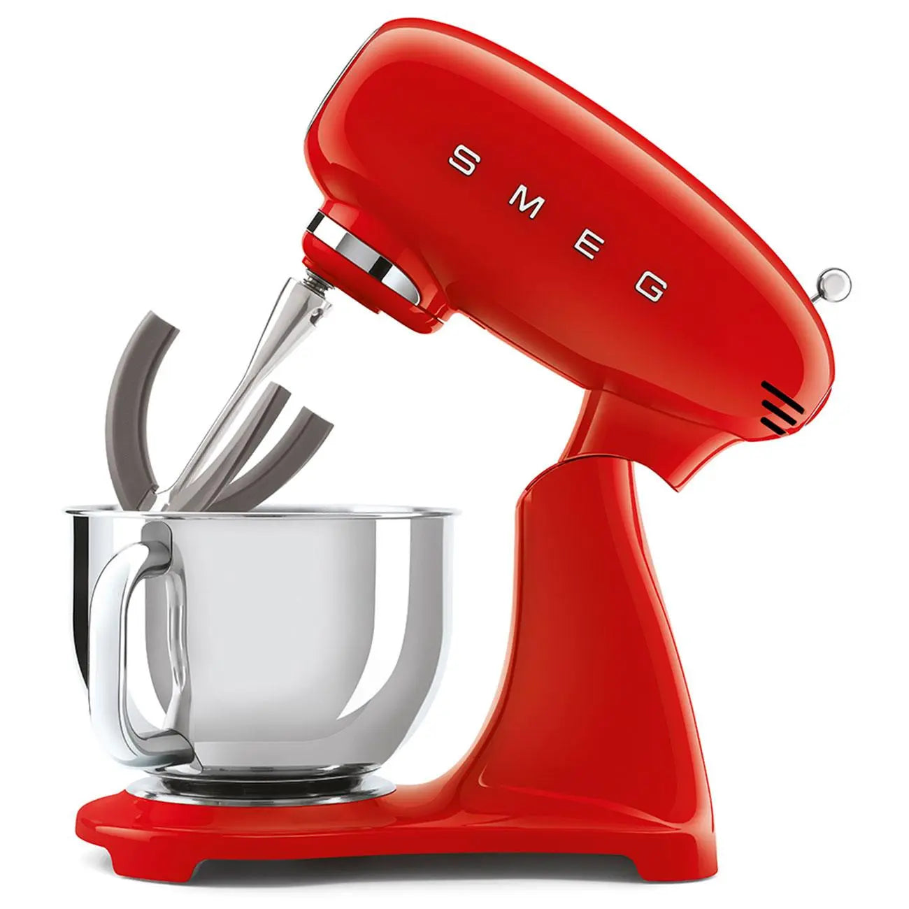 Ein roter Standmixer mit einer silbernen Schüssel und Aufsätzen. Der Markenname steht oben auf dem Mixer.