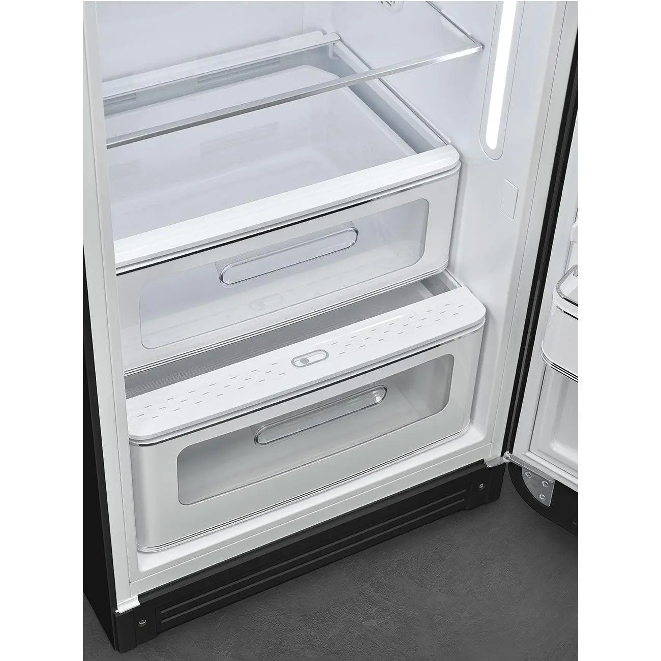 Interior de refrigerador, cajones transparentes con comida dentro.