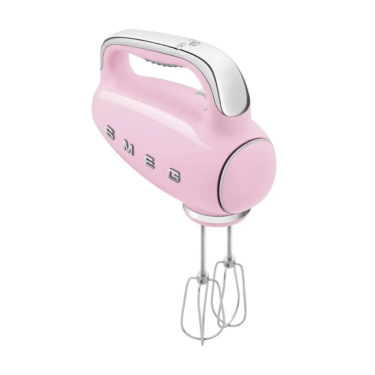 Een roze handmixer met zilveren accenten.