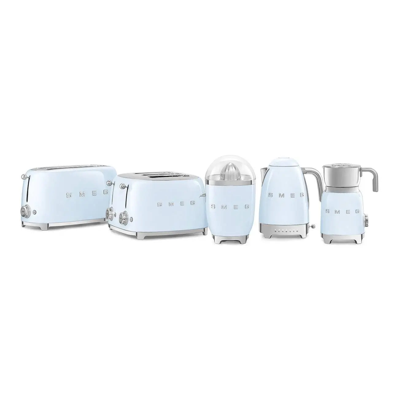 Zestaw jasnoniebieskich urządzeń kuchennych: toster, toster z dwoma otworami, wyciskarka do soku, czajnik i ekspres do kawy.