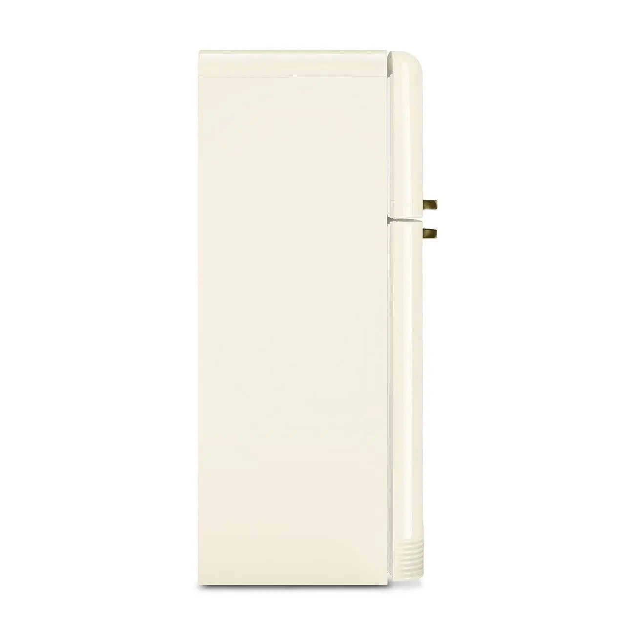 Refrigerador Smeg blanco roto, vista lateral. Tiene un asa dorada y diseño retro.