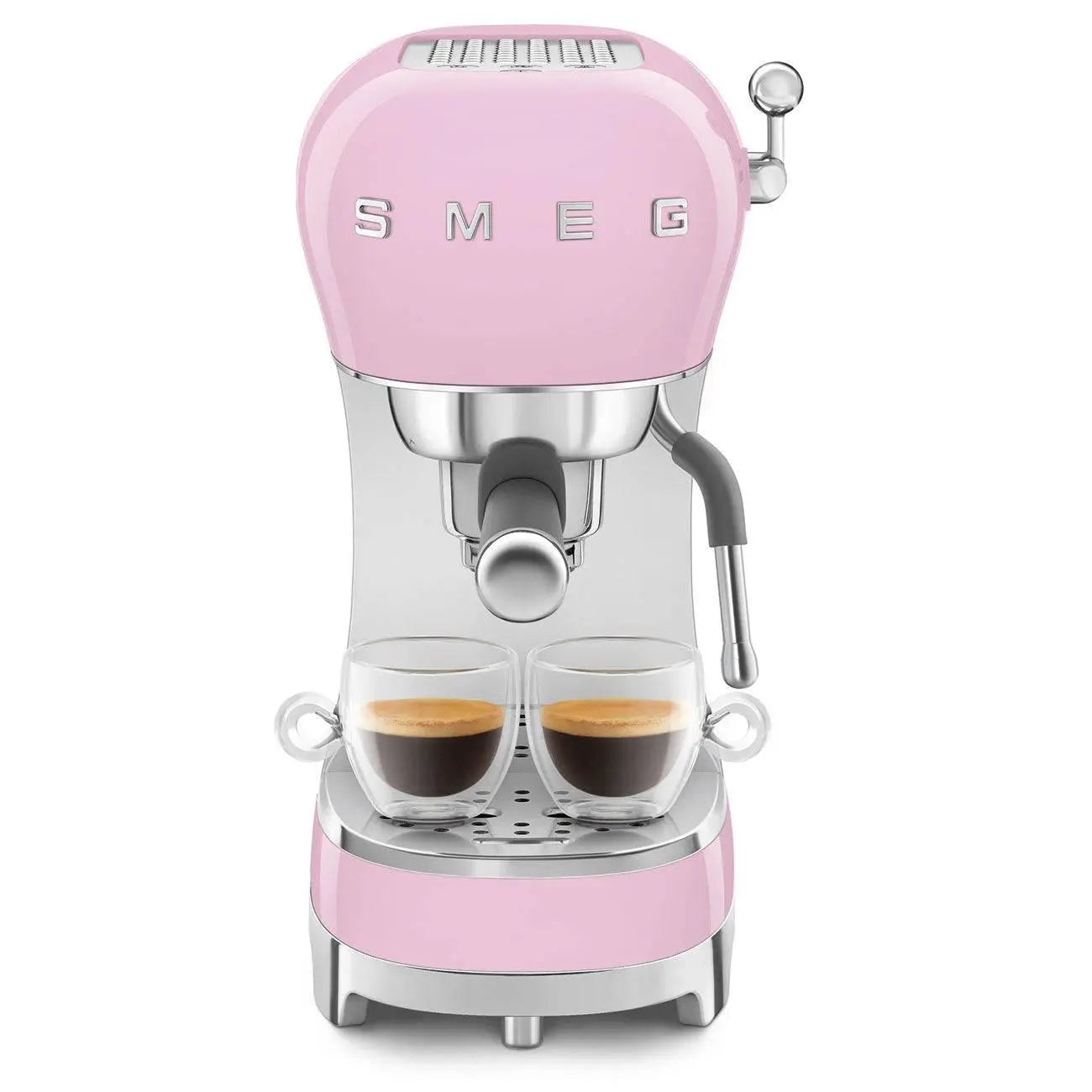 Máquina de espresso Smeg rosa con dos tazas de café debajo.