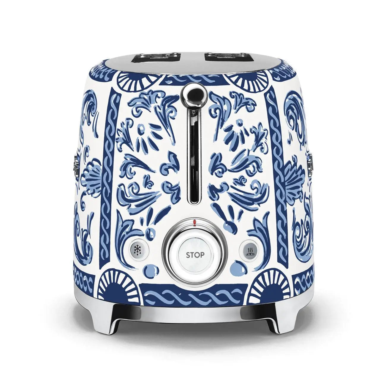 Ein weiß-blau gemusterter Smeg Toaster mit Stopp-Taste auf weißer Oberfläche.