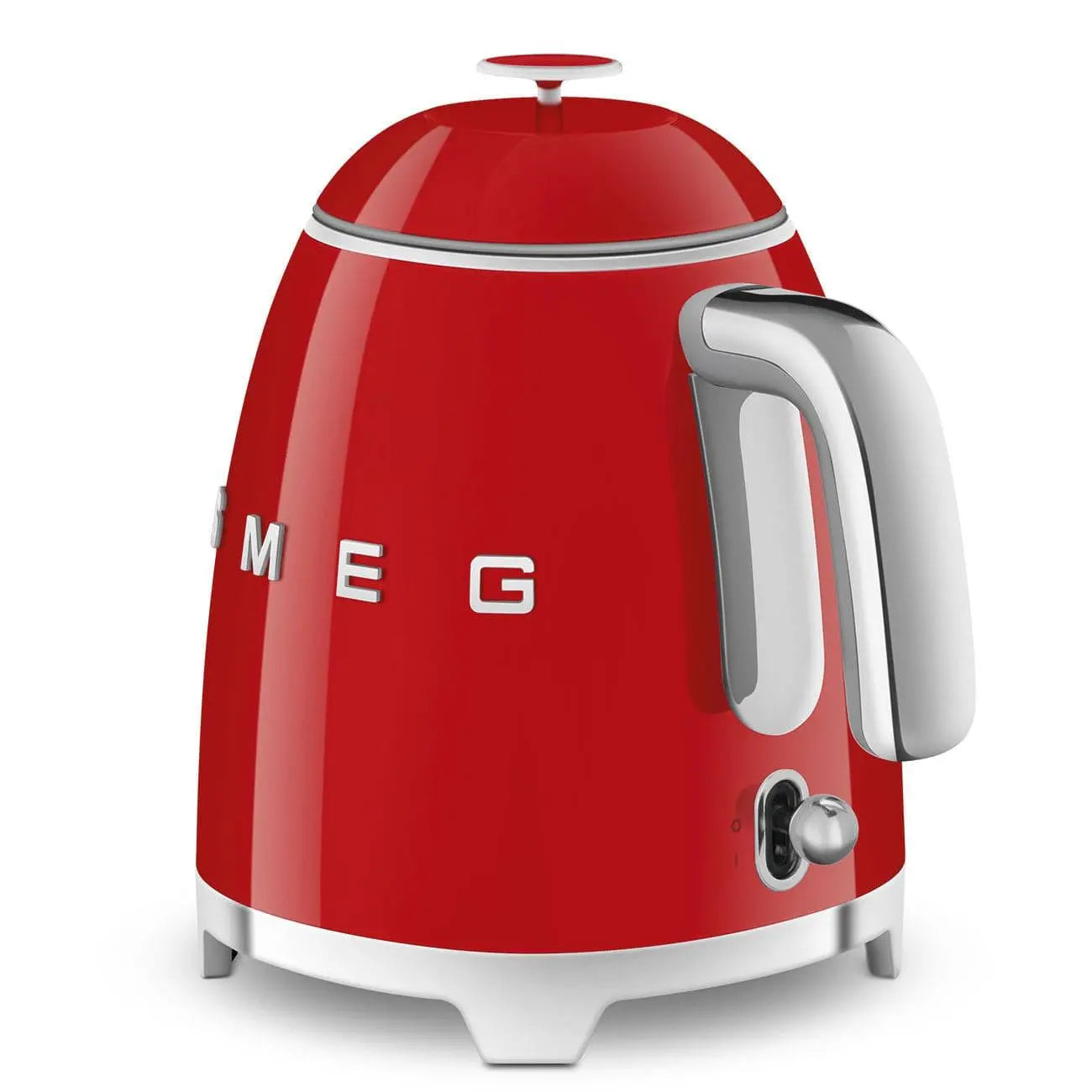 Ein roter SMEG-Wasserkocher auf weißer Oberfläche, mit silbernem Griff und Details.