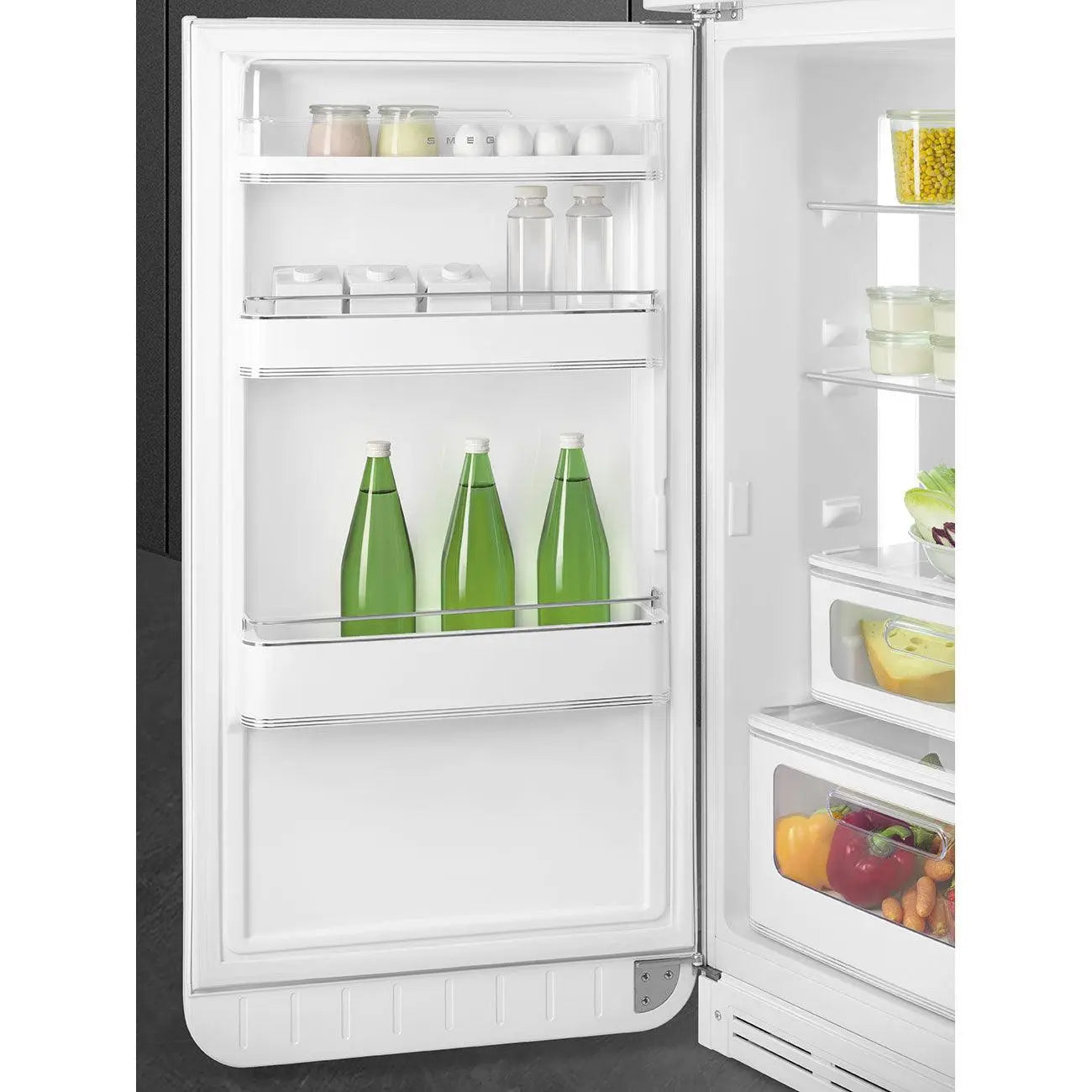 Puerta de refrigerador blanca abierta, mostrando botellas y estantes.