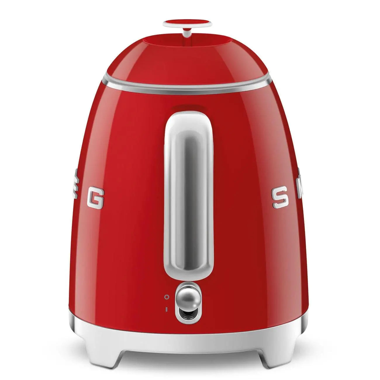 Ein roter Smeg-Wasserkocher mit Chromakzenten und einem weißen Sockel. Der Griff und der Schalter sind ebenfalls verchromt.