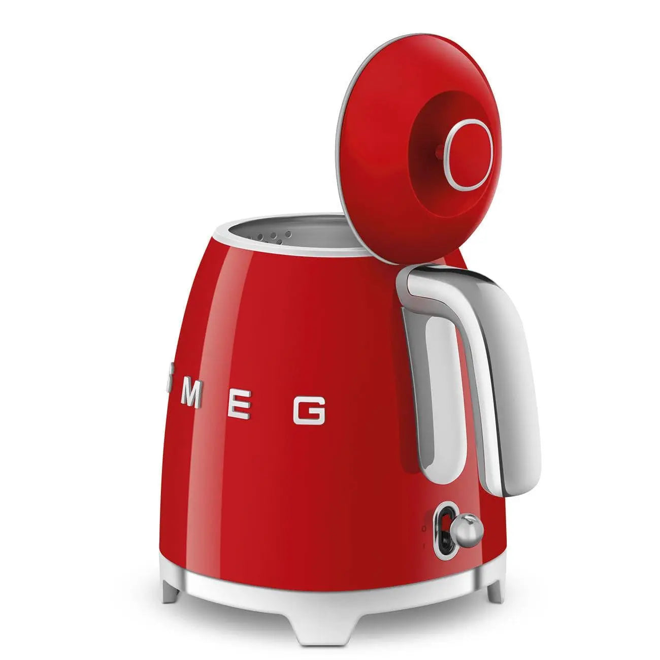 Roter Smeg Wasserkocher mit offenem Deckel. Silberner Griff und Boden. Weißer Hintergrund.